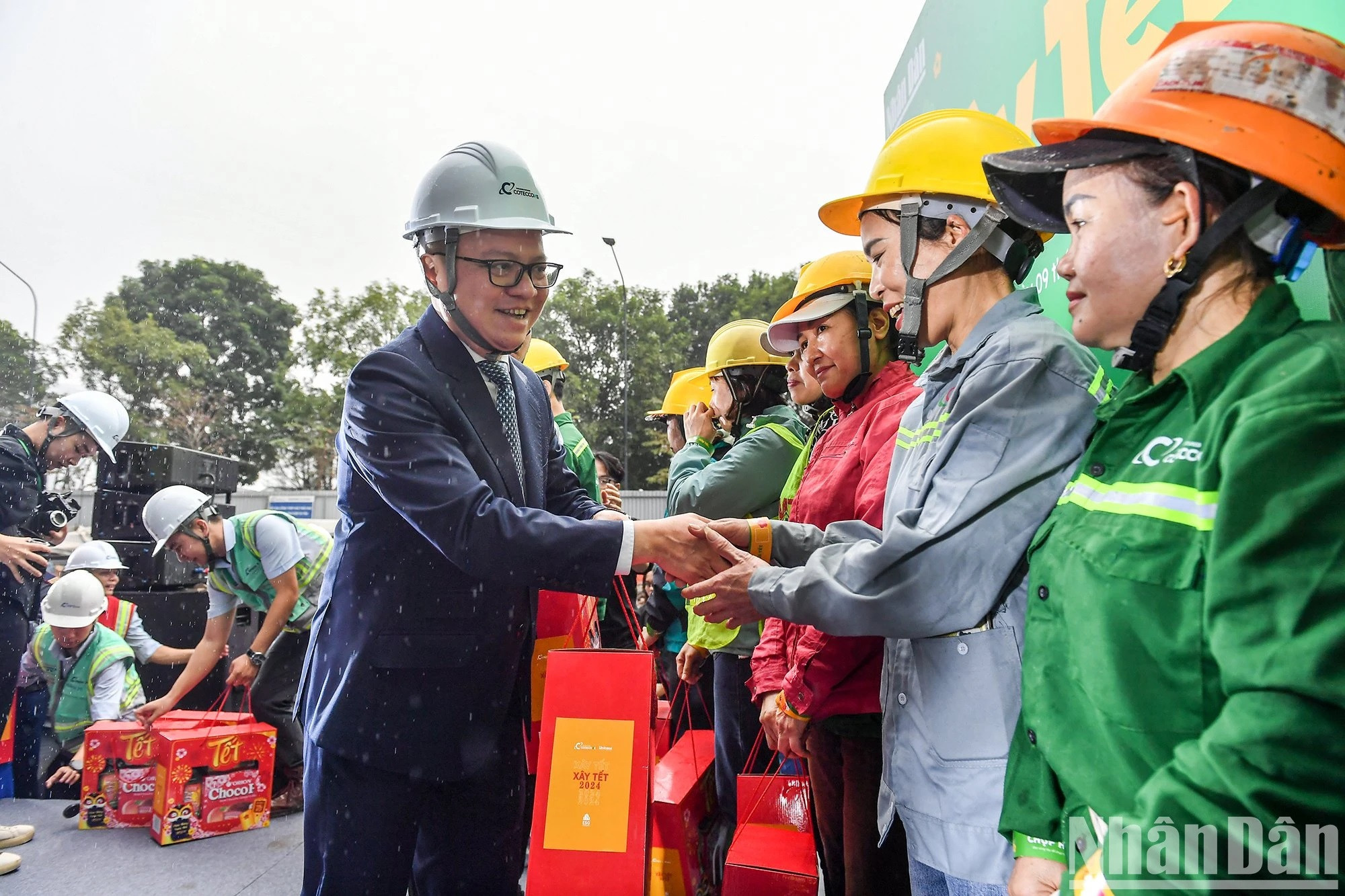 El compañero Le Quoc Minh otorga regalos a trabajadores en el sitio de construcción en Ecopark.