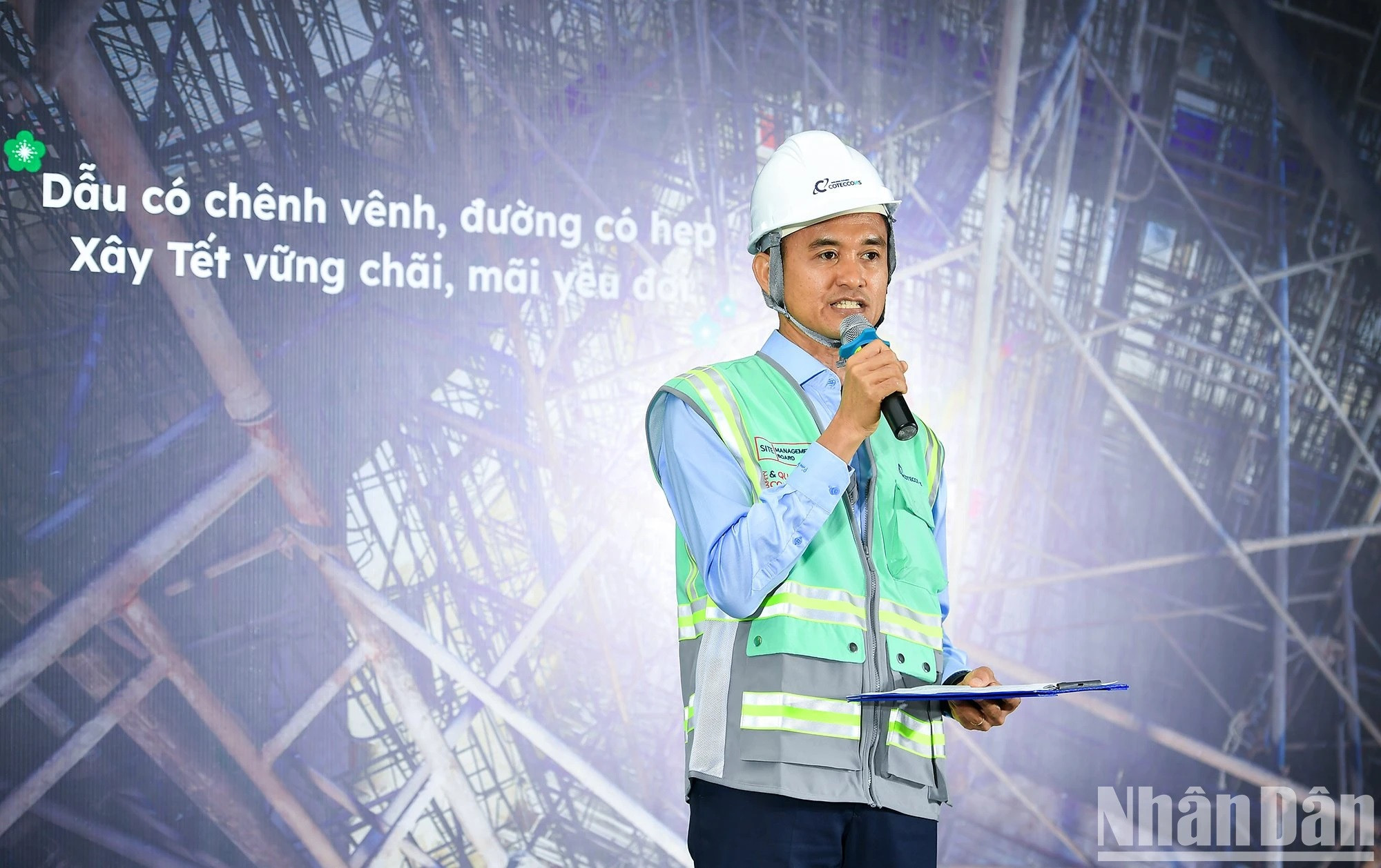 Nguyen Chi Thien, director ejecutivo del grupo Coteccons, interviene en el evento.