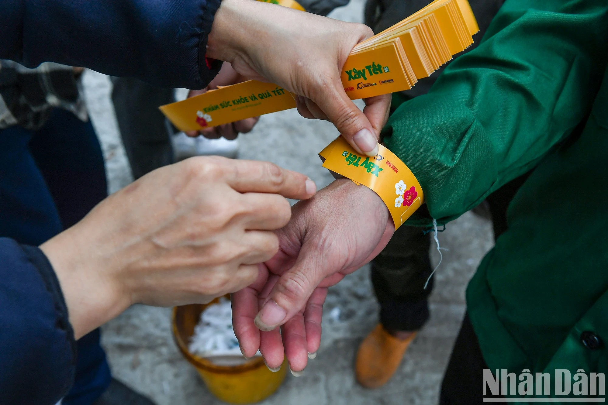 Se reparten pulseras a los trabajadores para el examen médico gratuito.