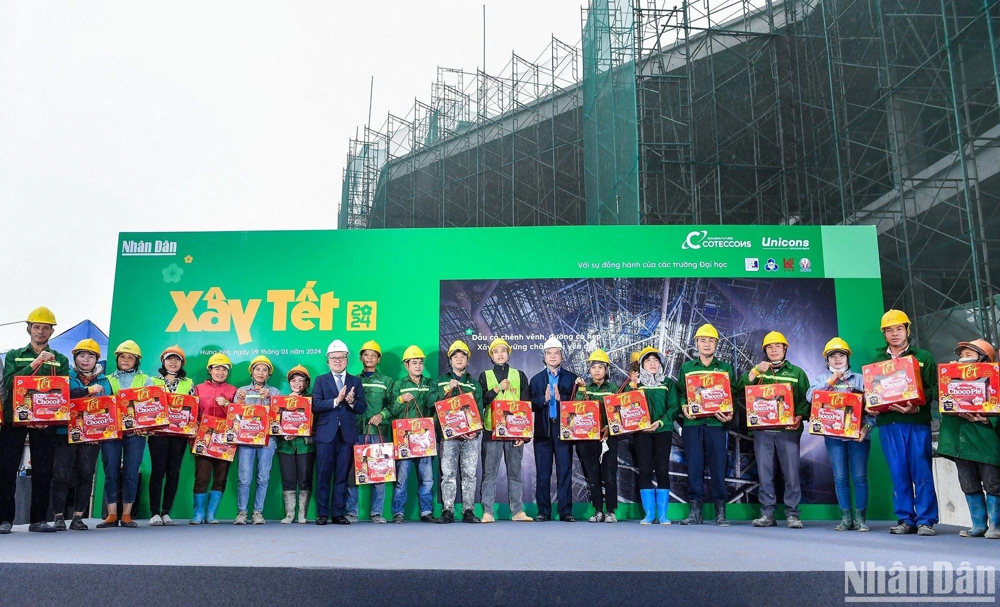 El acto tiene lugar en el sitio de construcción de Ecopark, del distrito de Van Giang.
