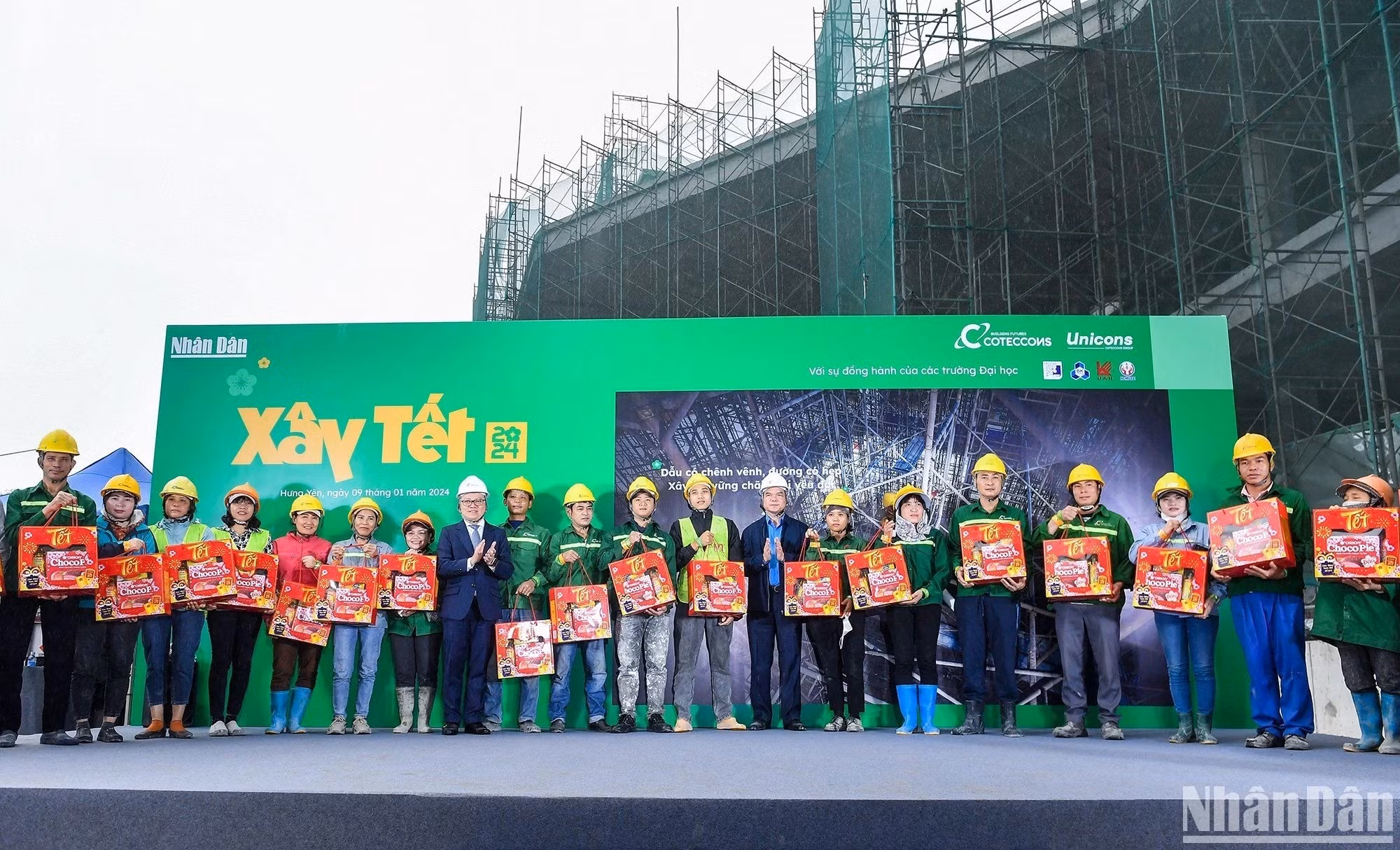 El acto tiene lugar en el sitio de construcción de Ecopark, del distrito de Van Giang.