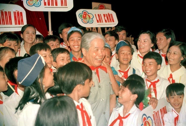El secretario general del Partido Comunista de Vietnam, Do Muoi, y los niños participantes en el Congreso Nacional de Niños Buenos del Tío Ho en 1995.