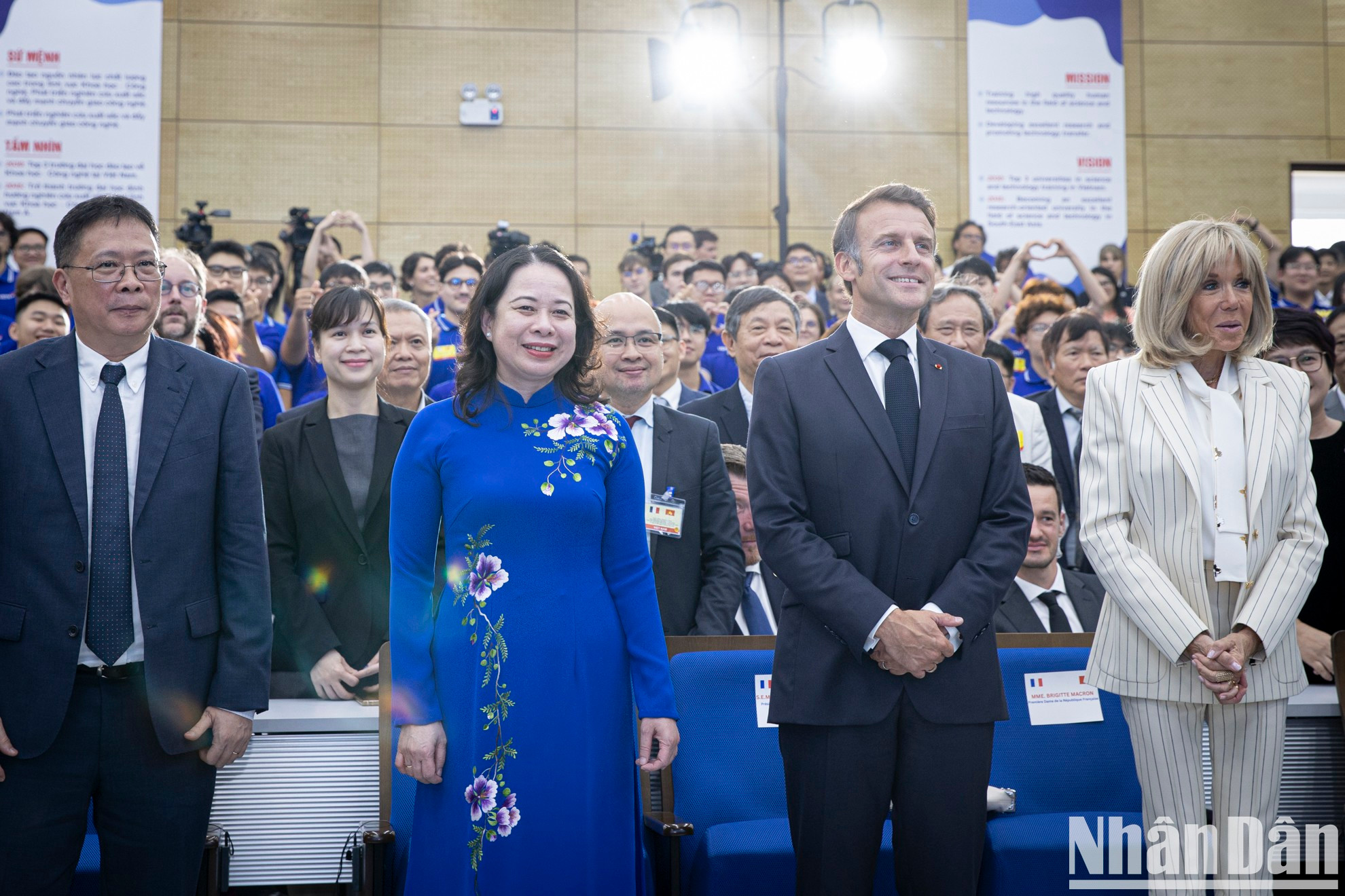 La subjefa de Estado vietnamita junto al presidente francés y su esposa. La subjefa de Estado vietnamita junto al presidente francés y su esposa.