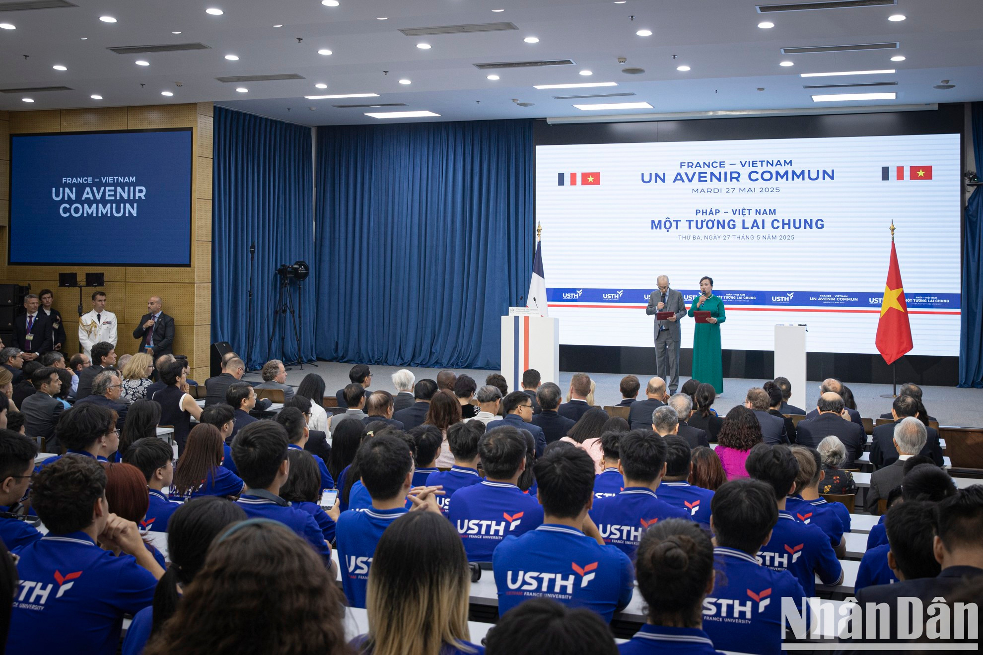 Panorama de la reunión entre los invitados franceses y los delegados estudiantiles de la Universidad de Ciencia y Tecnología de Hanói. Panorama de la reunión entre los invitados franceses y los delegados estudiantiles de la Universidad de Ciencia y Tecnología de Hanói.