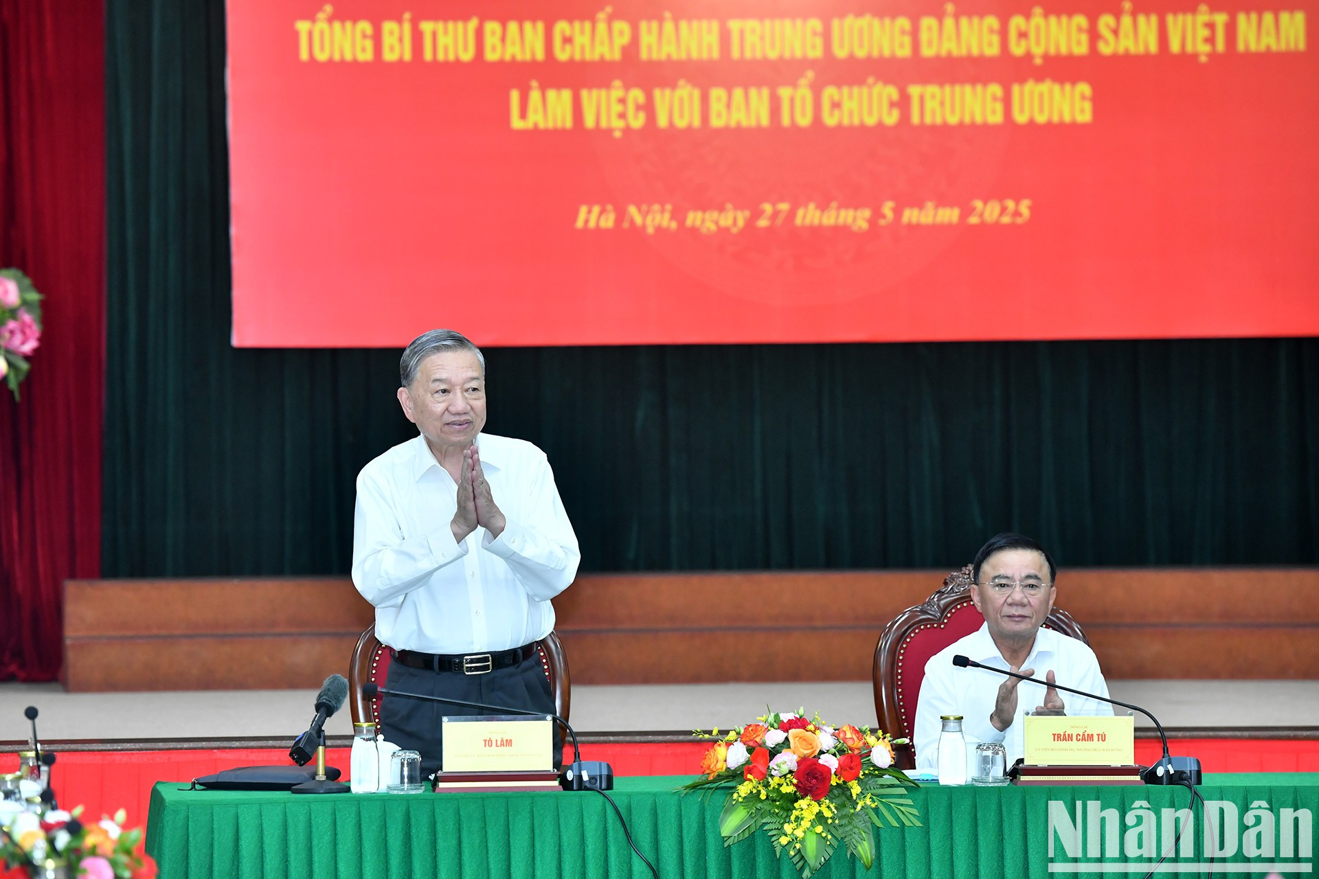 El líder del PCV preside la reunión. El líder del PCV preside la reunión.