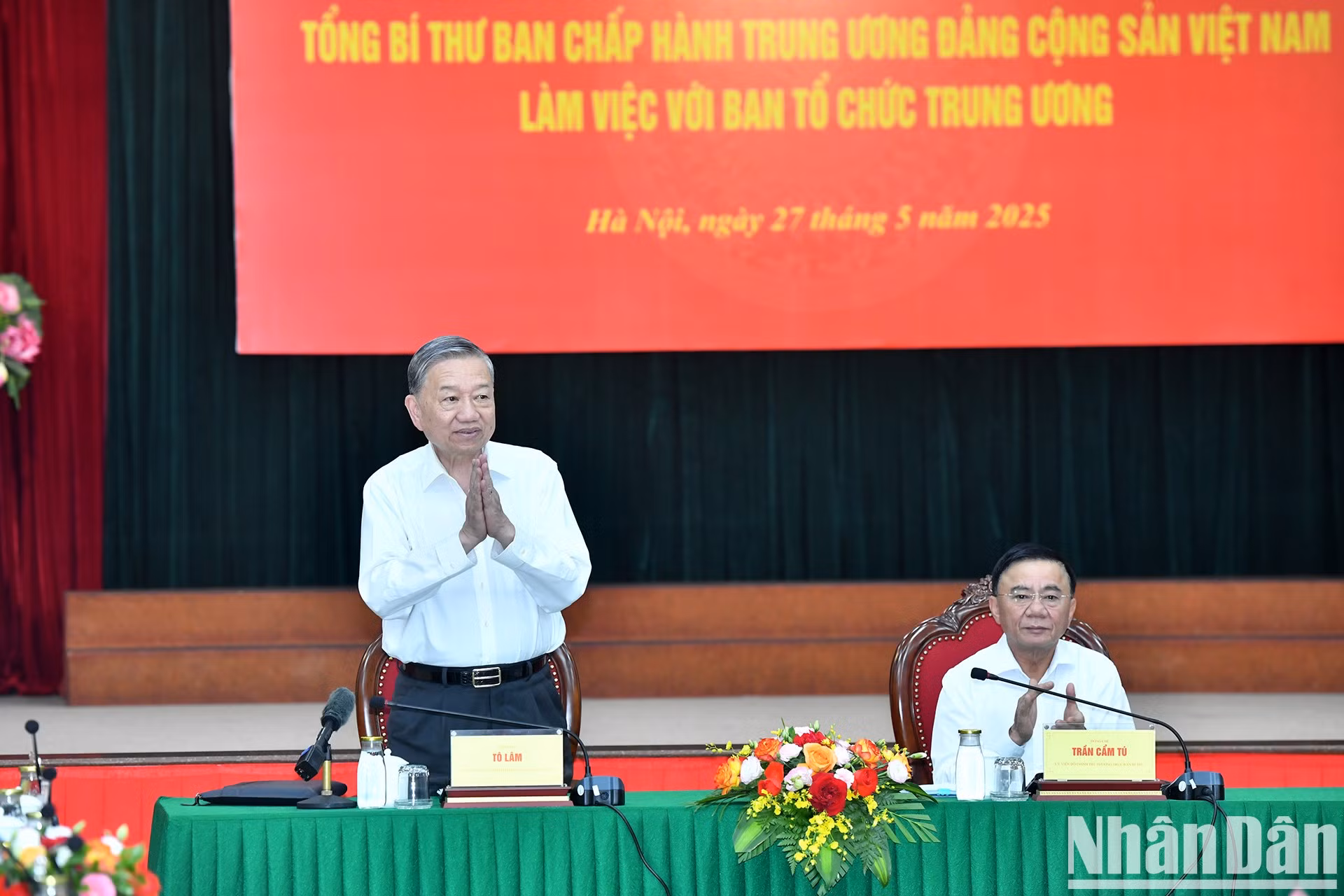 El líder del PCV preside la reunión.