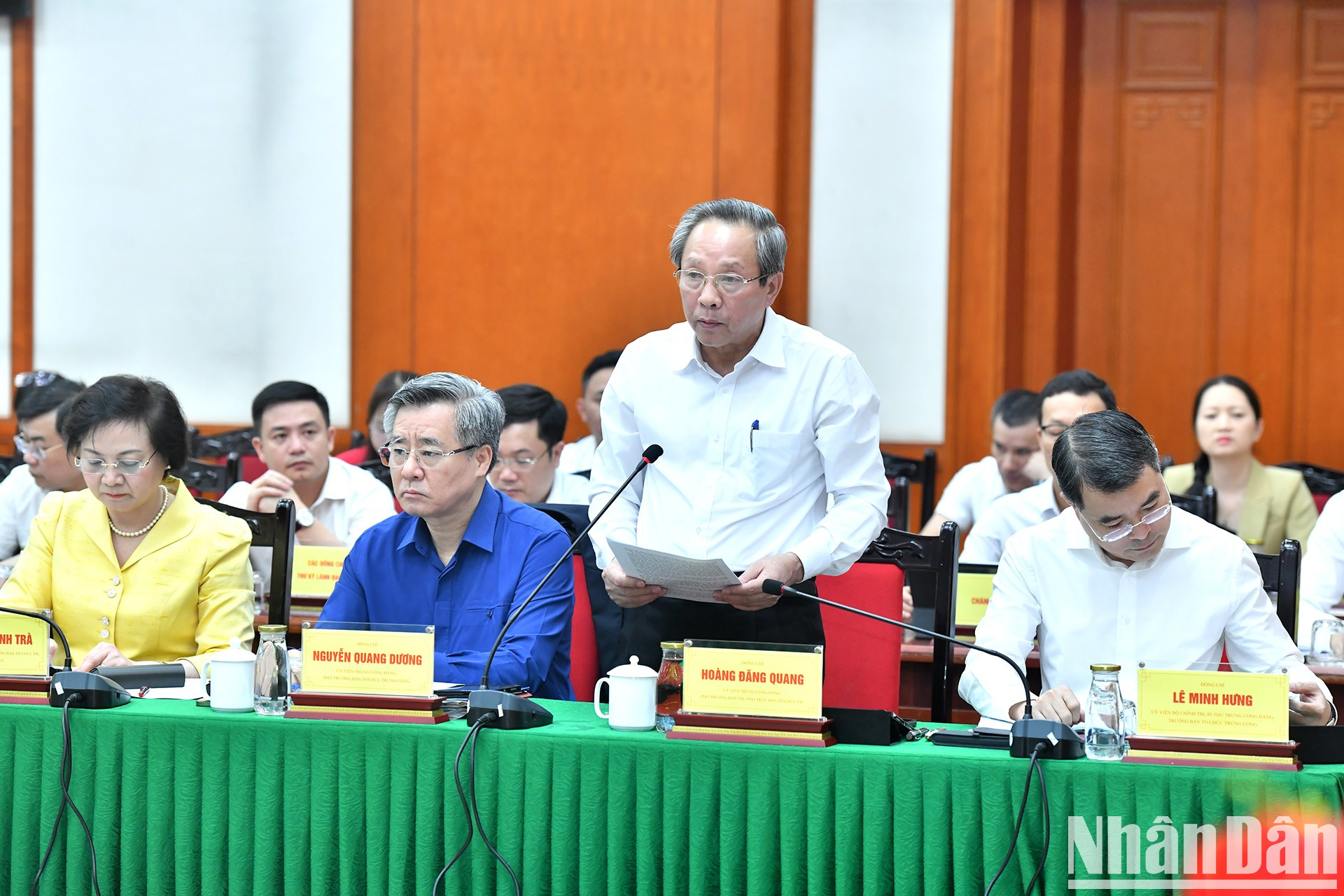 El subjefe permanente de la Comisión de Organización del Comité Central del PCV, Hoang Dang Quang, aporta opiniones. El subjefe permanente de la Comisión de Organización del Comité Central del PCV, Hoang Dang Quang, aporta opiniones.