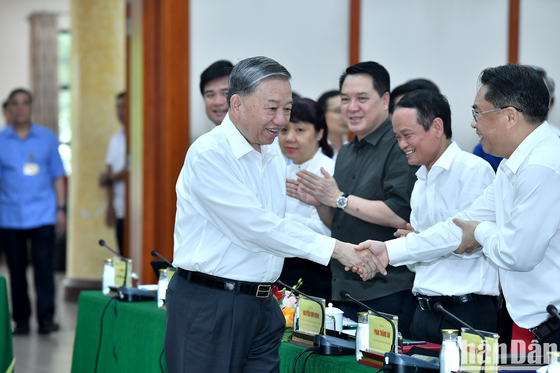 El secretario general To Lam y delegados a la sesión. El secretario general To Lam y delegados a la sesión.