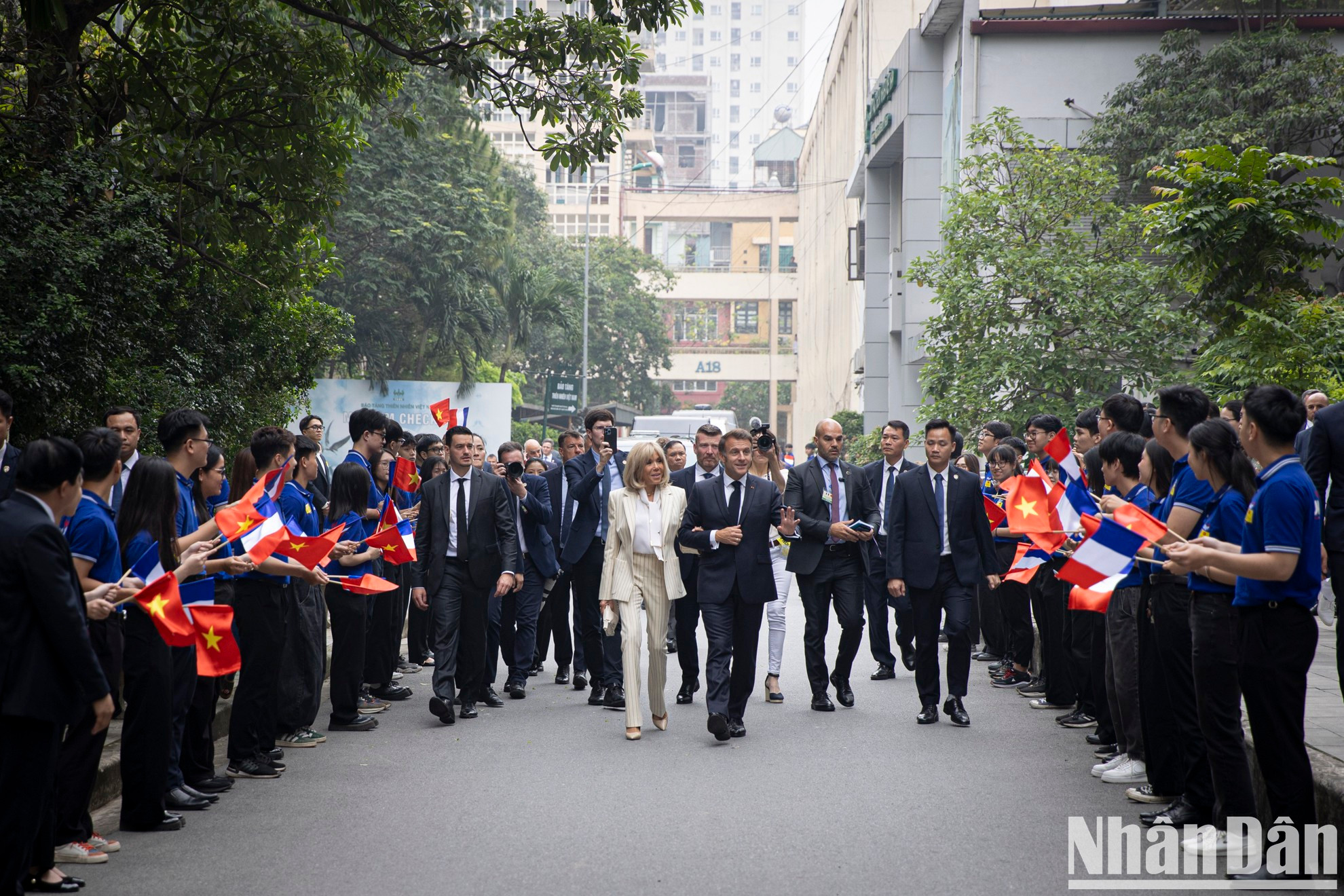 El presidente de Francia, Emmanuel Macron, y su esposa llegan a la institución. El presidente de Francia, Emmanuel Macron, y su esposa llegan a la institución.