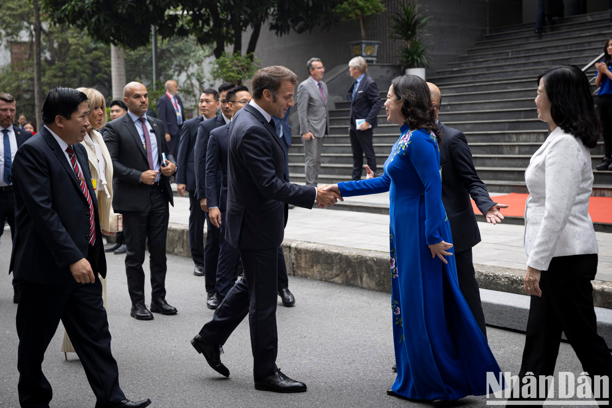La vicepresidenta de Vietnam, Vo Thi Anh Xuan, recibe al mandatario. La vicepresidenta de Vietnam, Vo Thi Anh Xuan, recibe al mandatario.