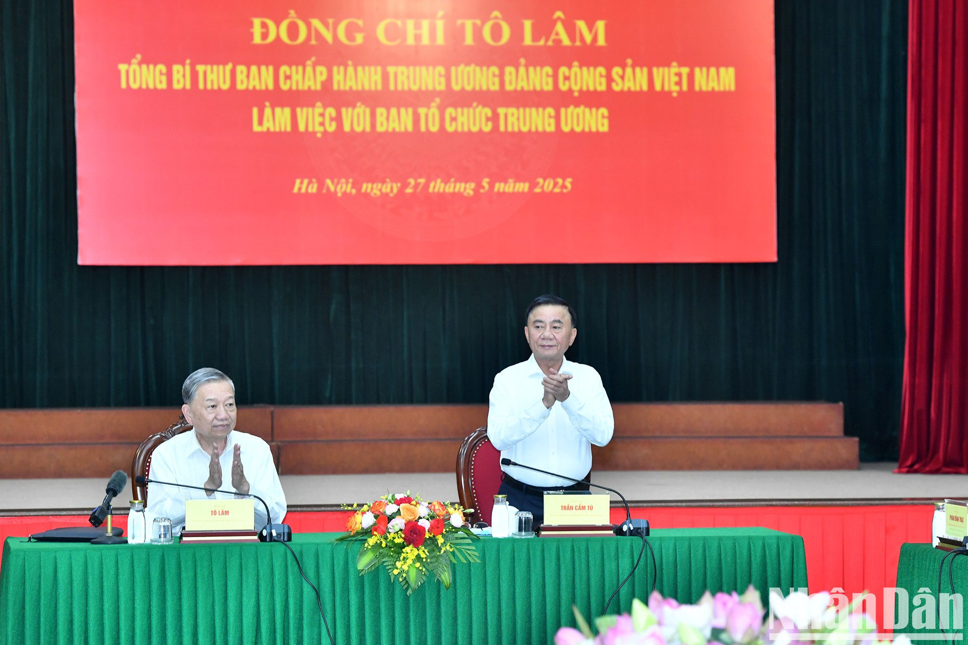 Asiste a la reunión Tran Cam Tu, integrante del Buró Político y miembro permanente del Secretariado del Comité Central del Partido. Asiste a la reunión Tran Cam Tu, integrante del Buró Político y miembro permanente del Secretariado del Comité Central del Partido.