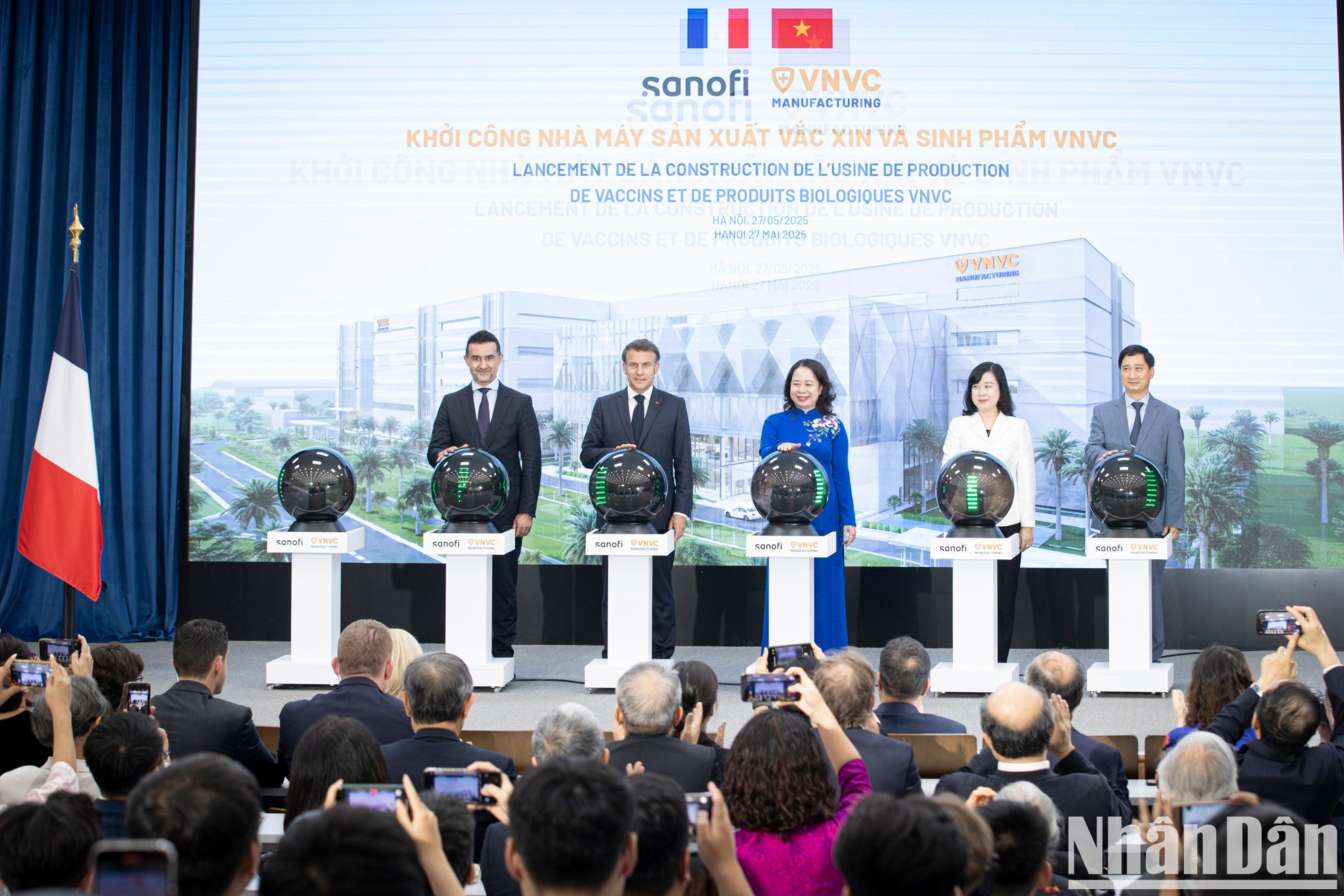 Ambos dirigentes y delegados de los dos países impulsan el botón para dar inicio simbólico a la construcción de una planta de vacunas y productos biológicos de la empresa Vaccine Vietnam. Ambos dirigentes y delegados de los dos países impulsan el botón para dar inicio simbólico a la construcción de una planta de vacunas y productos biológicos de la empresa Vaccine Vietnam.