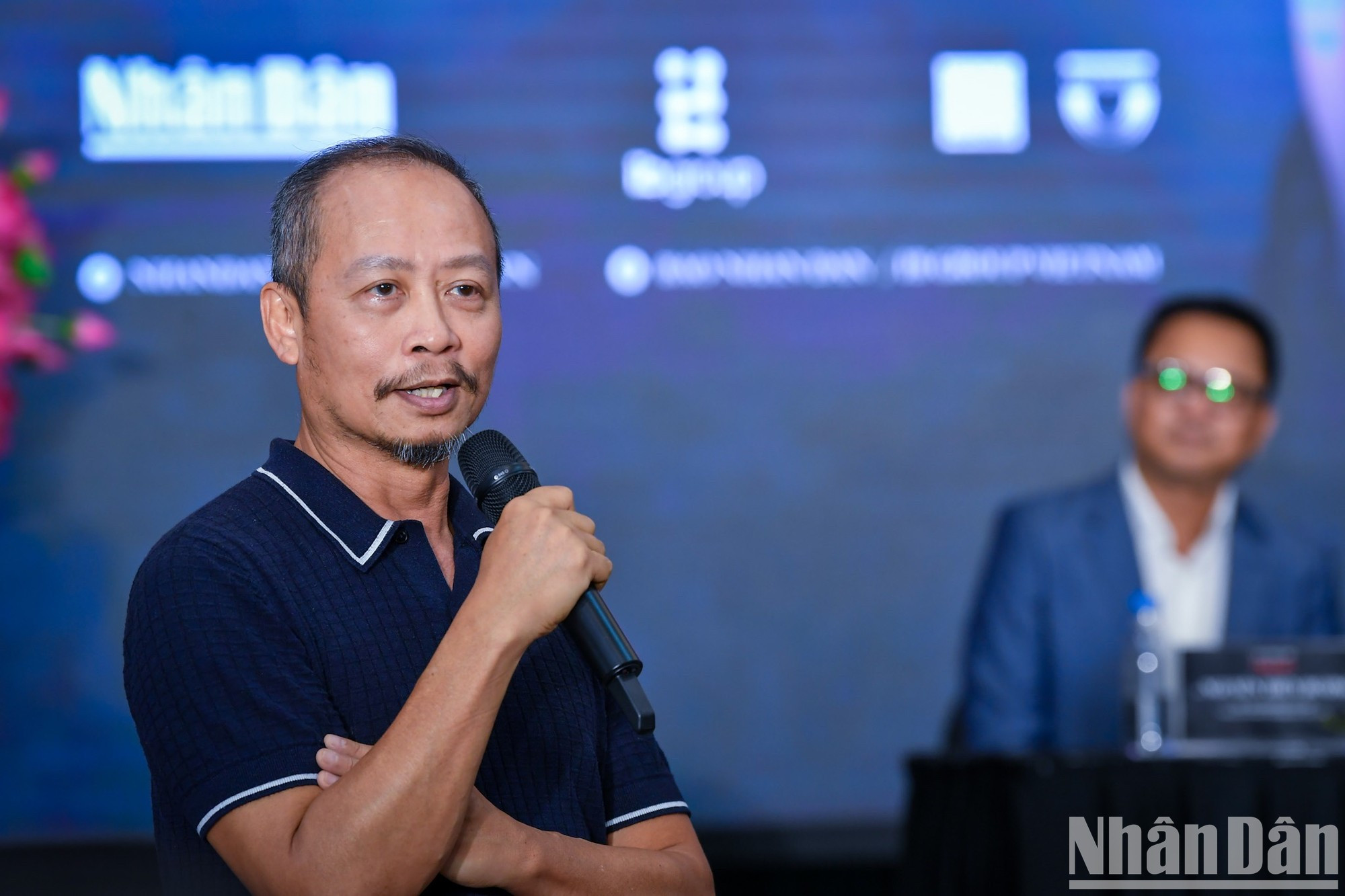 El director Pham Hoang Nam responde a las preguntas. El director Pham Hoang Nam responde a las preguntas.