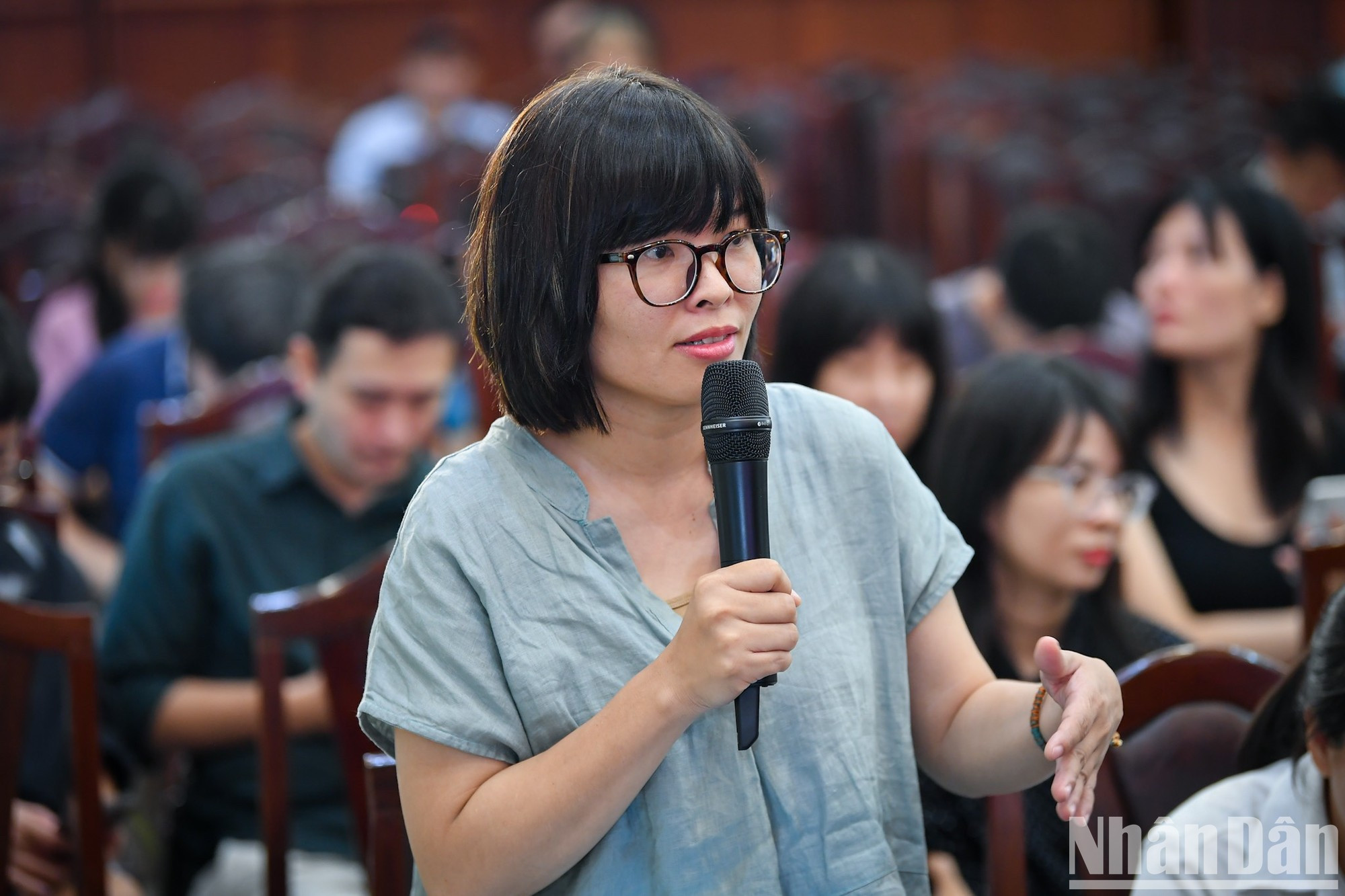 Reporteros plantean preguntas. Reporteros plantean preguntas.