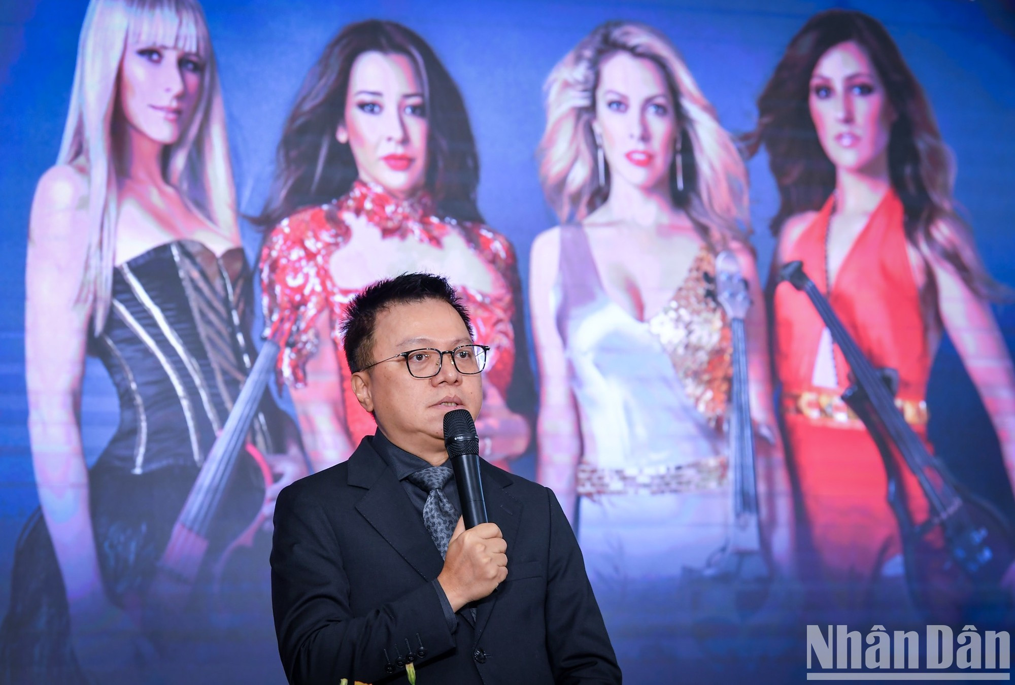 Según Quoc Minh, toda la recaudación de la función se destinará a ayudar a los compatriotas vietnamitas afectados por el reciente tifón Yagi. Según Quoc Minh, toda la recaudación de la función se destinará a ayudar a los compatriotas vietnamitas afectados por el reciente tifón Yagi.