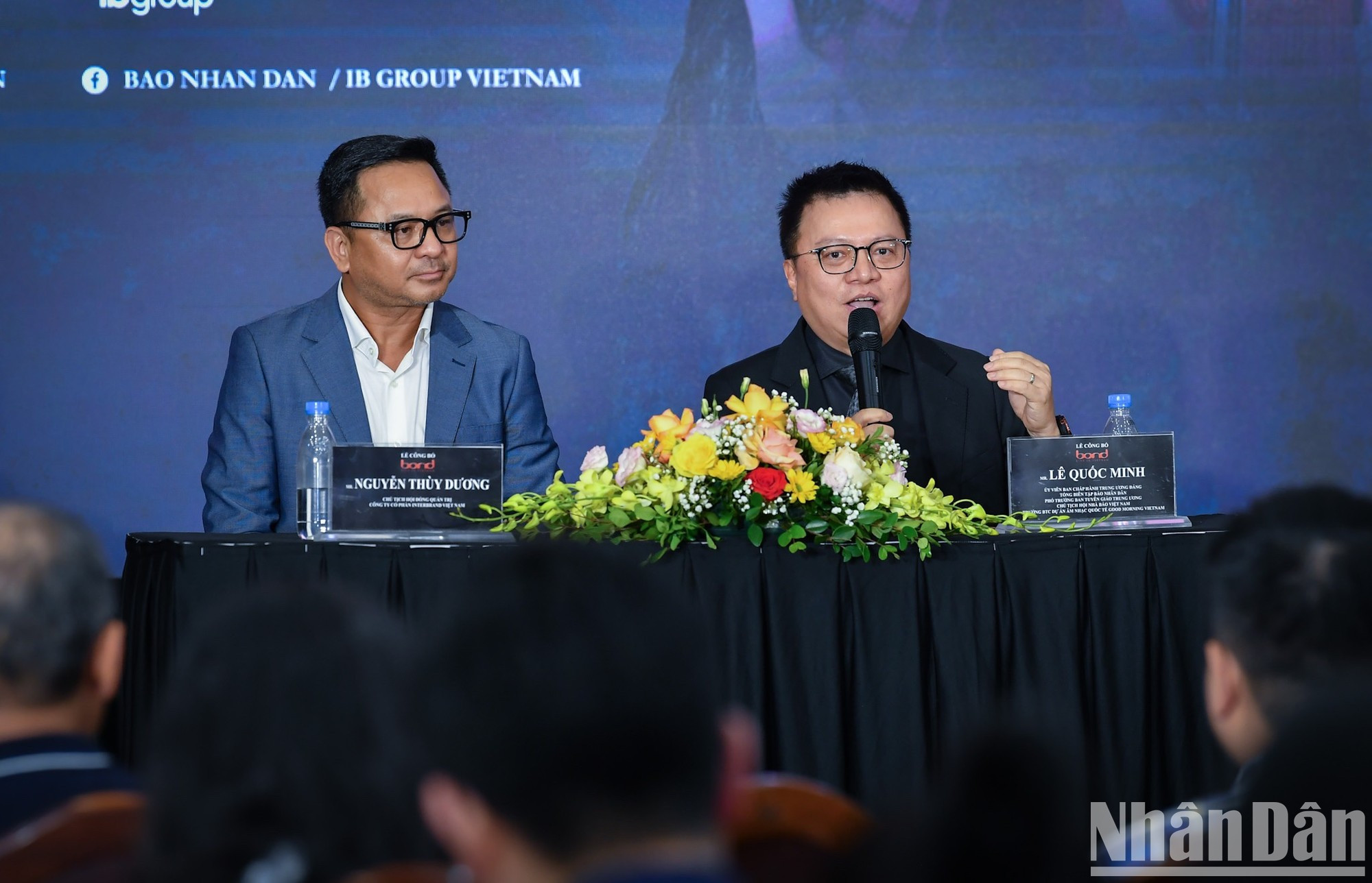 El compañero Le Quoc Minh responde a las preguntas. El compañero Le Quoc Minh responde a las preguntas.