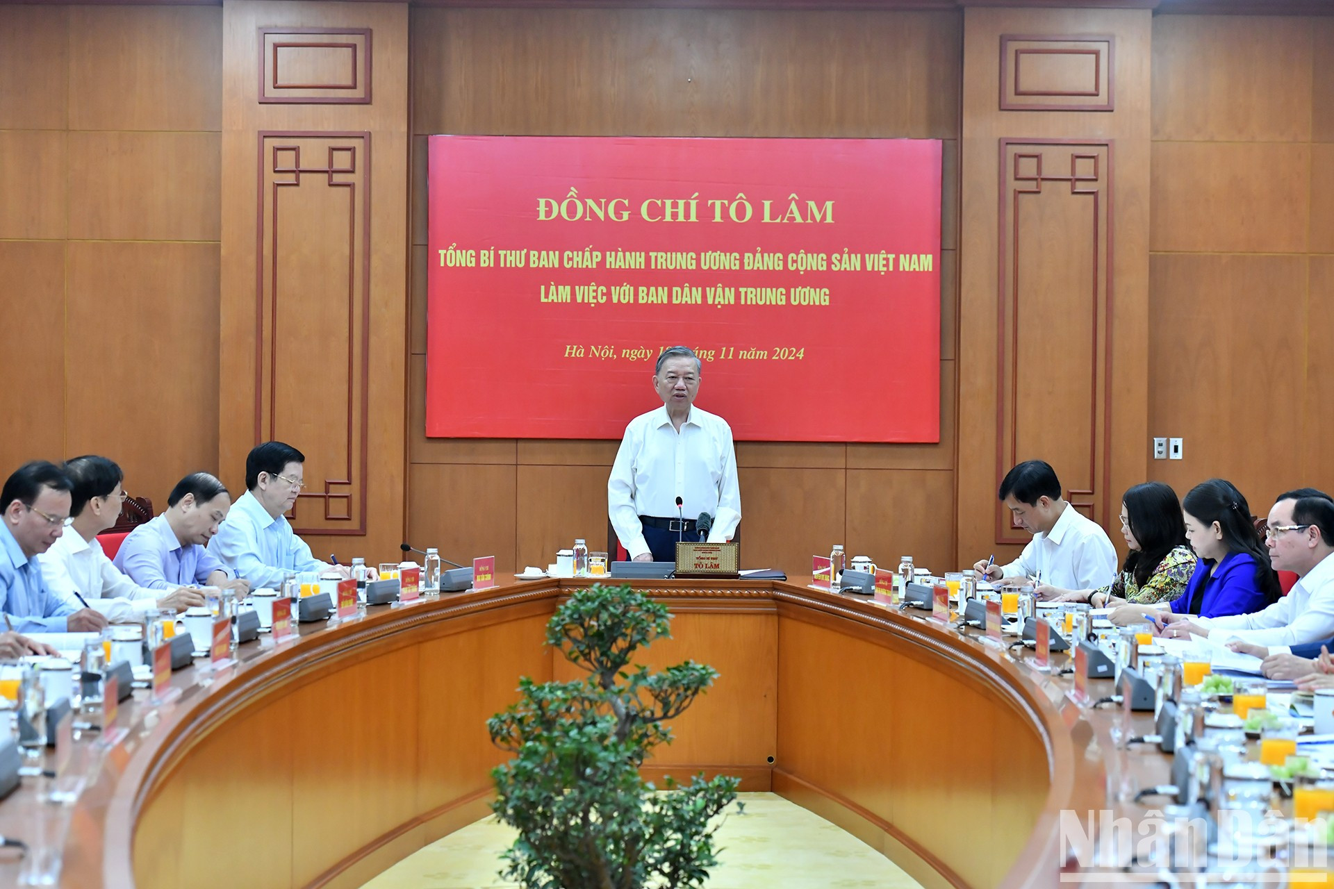 El máximo dirigente político del país preside la reunión.