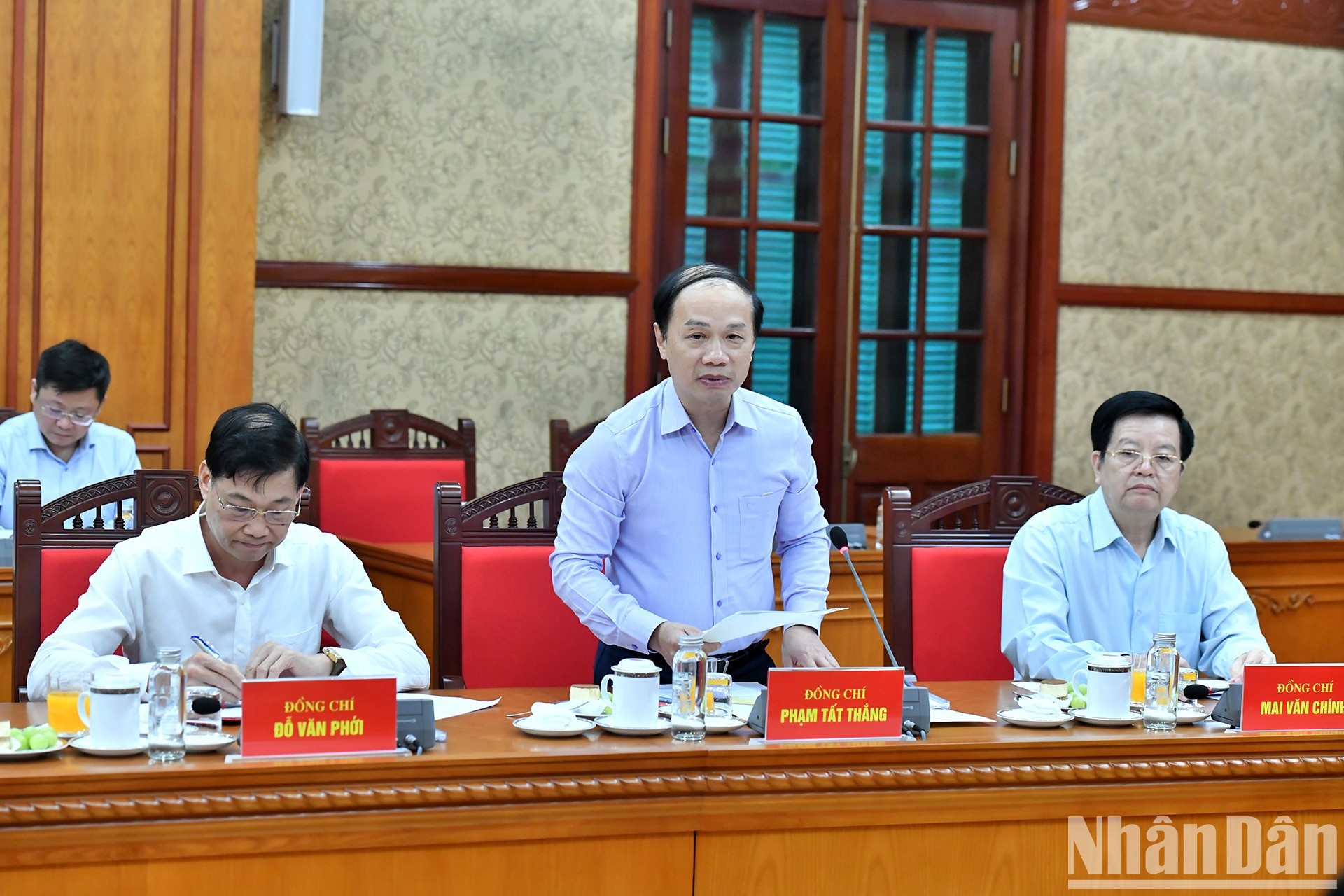 El subjefe permanente de la Comisión, Pham Tat Thang, habla en la sesión.