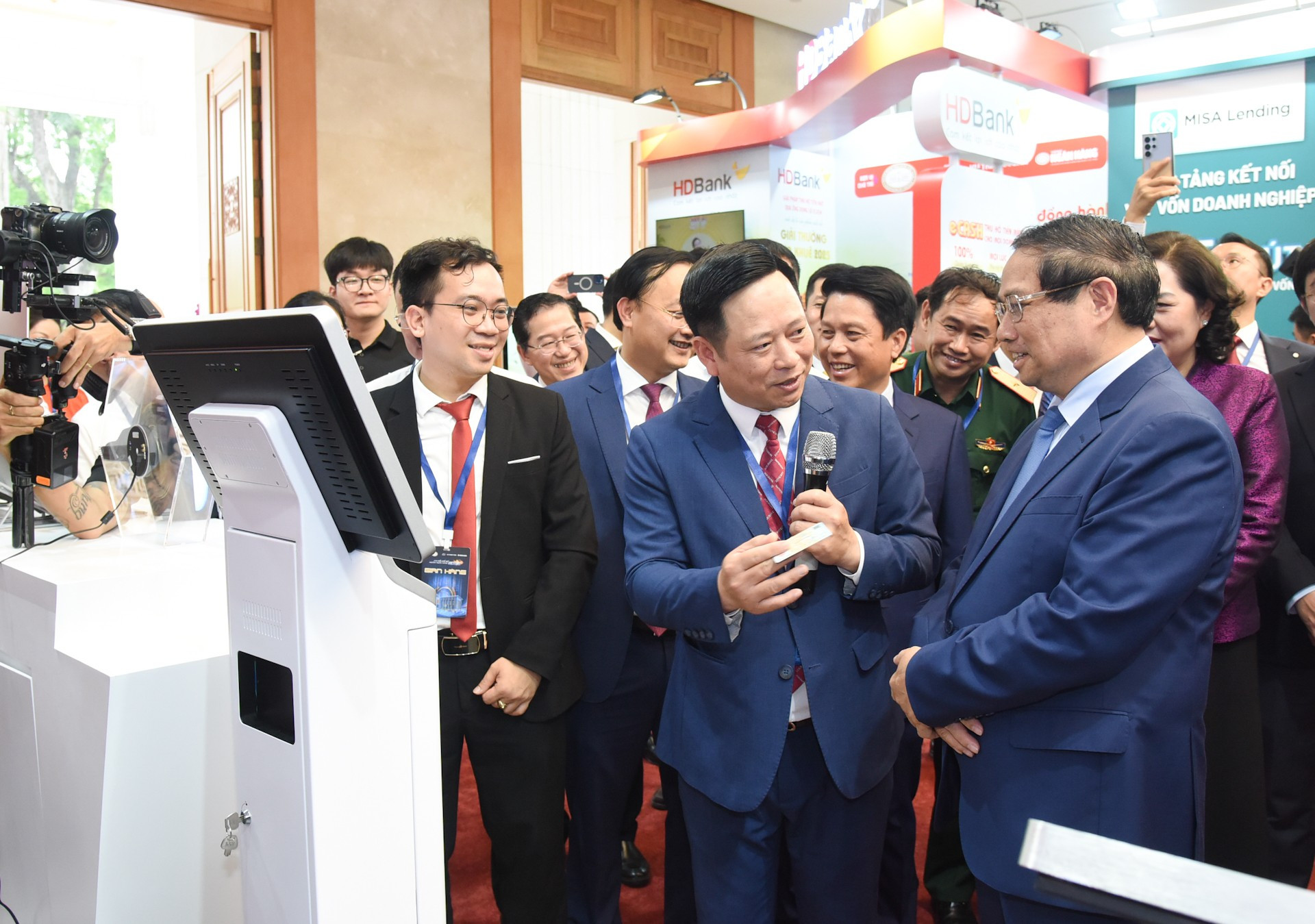 El premier Pham Minh Chinh visita la zona expositiva de productos y servicios con aplicación de frutos de la transformación digital del Banco de Agricultura y Desarrollo Rural. El premier Pham Minh Chinh visita la zona expositiva de productos y servicios con aplicación de frutos de la transformación digital del Banco de Agricultura y Desarrollo Rural.