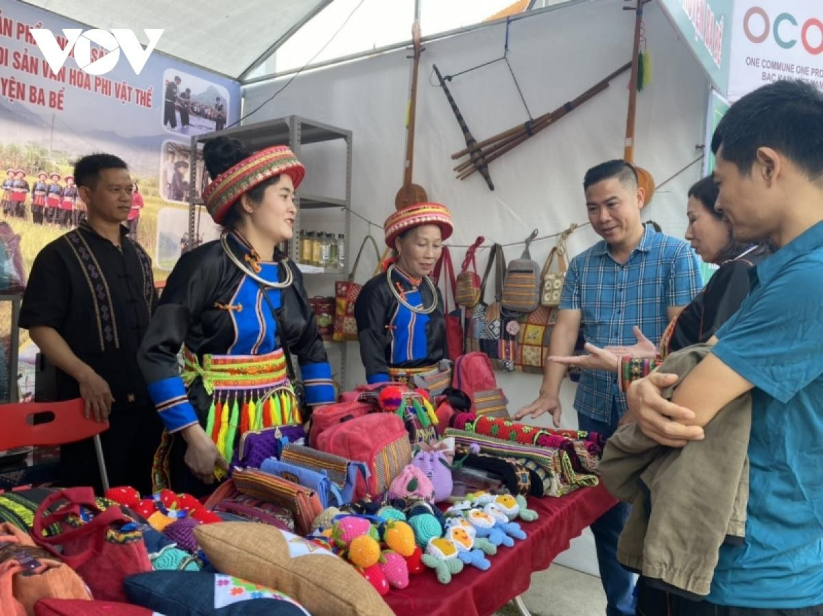 Turistas aprenden a realizar tareas cotidianas de las minorías étnicas en Ba Be como segar arroz y cocinar, y observan productos artesanos elaborados por ellas. Turistas aprenden a realizar tareas cotidianas de las minorías étnicas en Ba Be como segar arroz y cocinar, y observan productos artesanos elaborados por ellas.