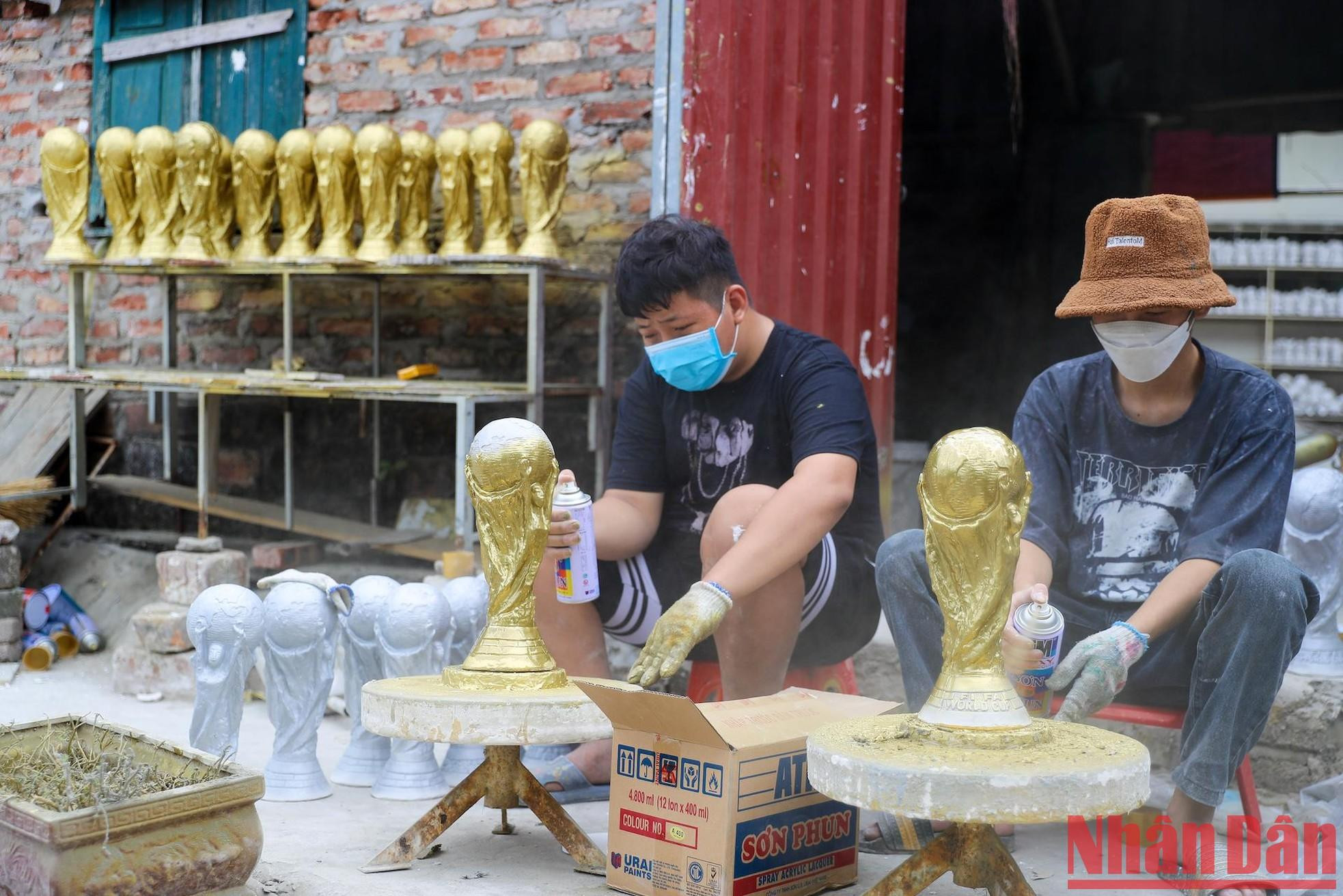 La pintura que se aplica es del color dorado.