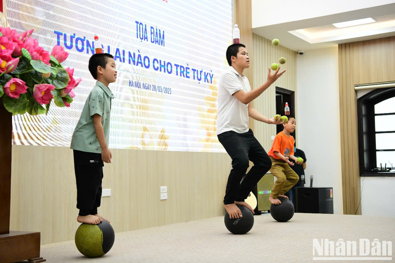 Una actuación interpretada por niños autistas a inicios del evento.