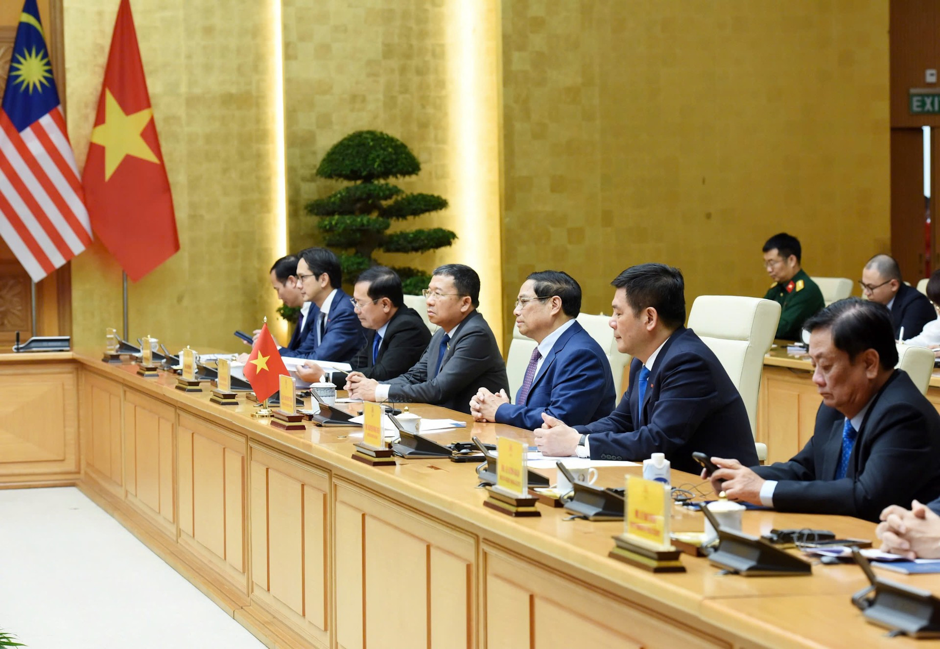 El premier Pham Minh Chinh y representantes del Gobierno anfitrión.