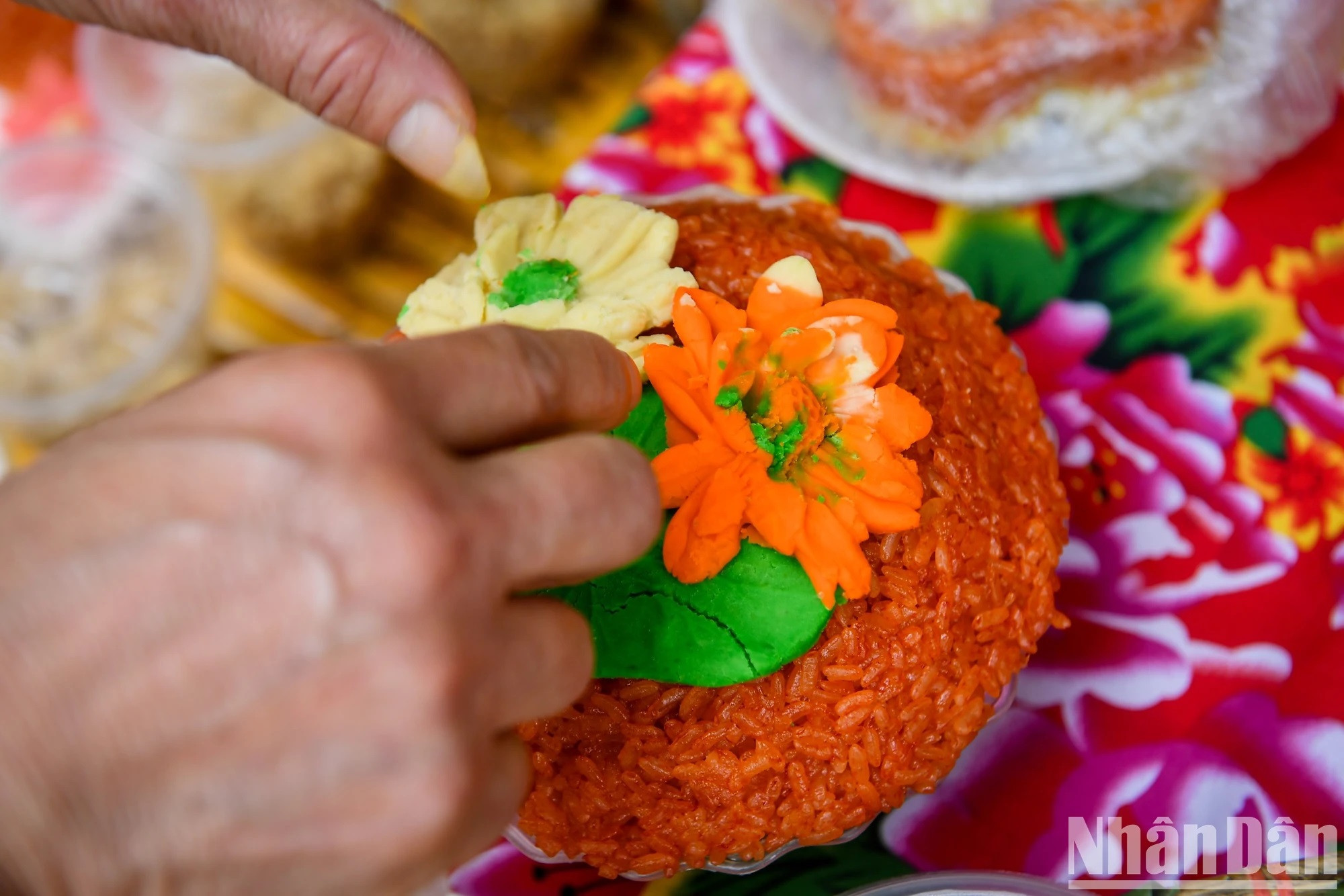 Con mucha destreza y creatividad los artesanos dan formas singulares al “xôi”. Con mucha destreza y creatividad los artesanos dan formas singulares al “xôi”.