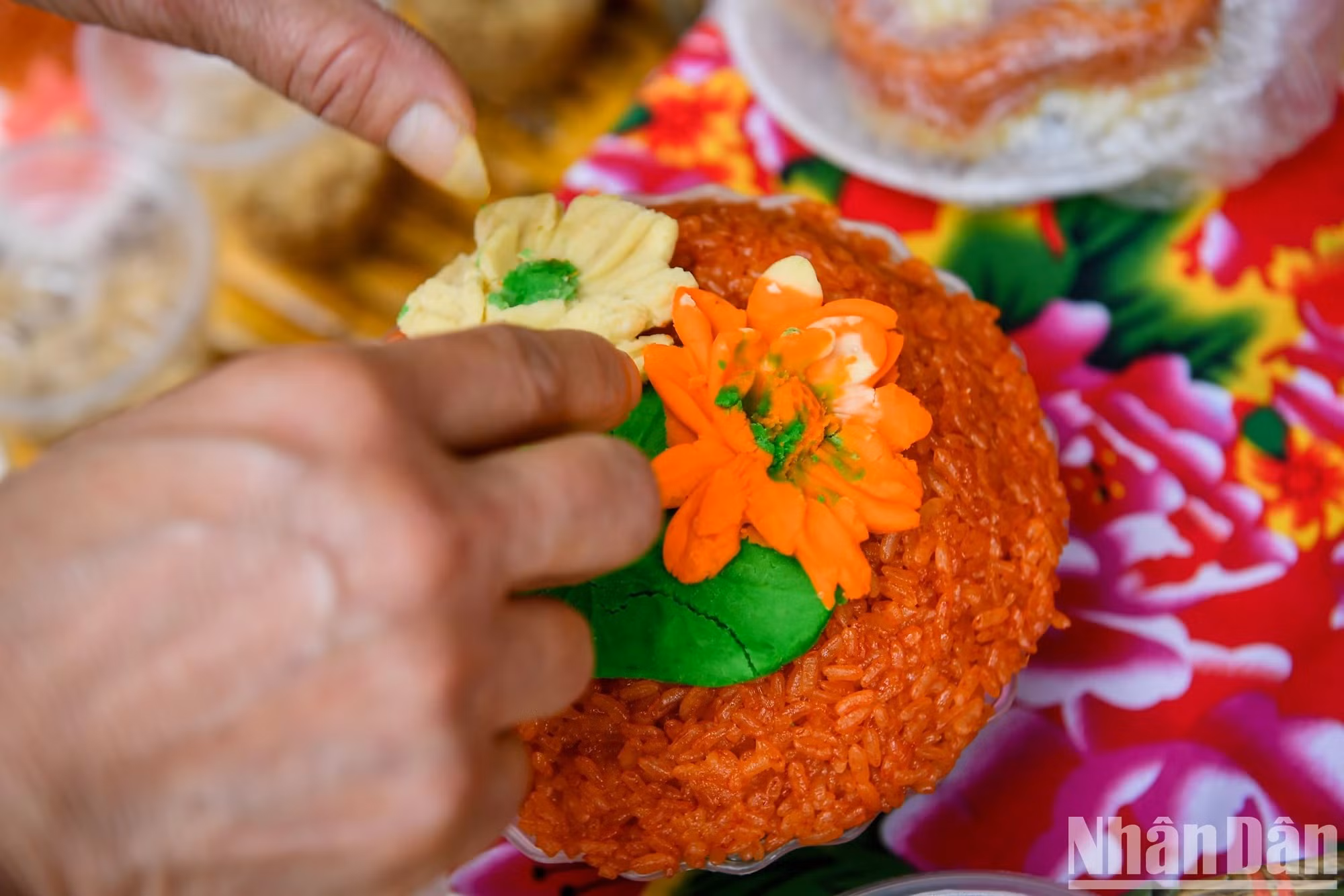 Con mucha destreza y creatividad los artesanos dan formas singulares al “xôi”. Con mucha destreza y creatividad los artesanos dan formas singulares al “xôi”.