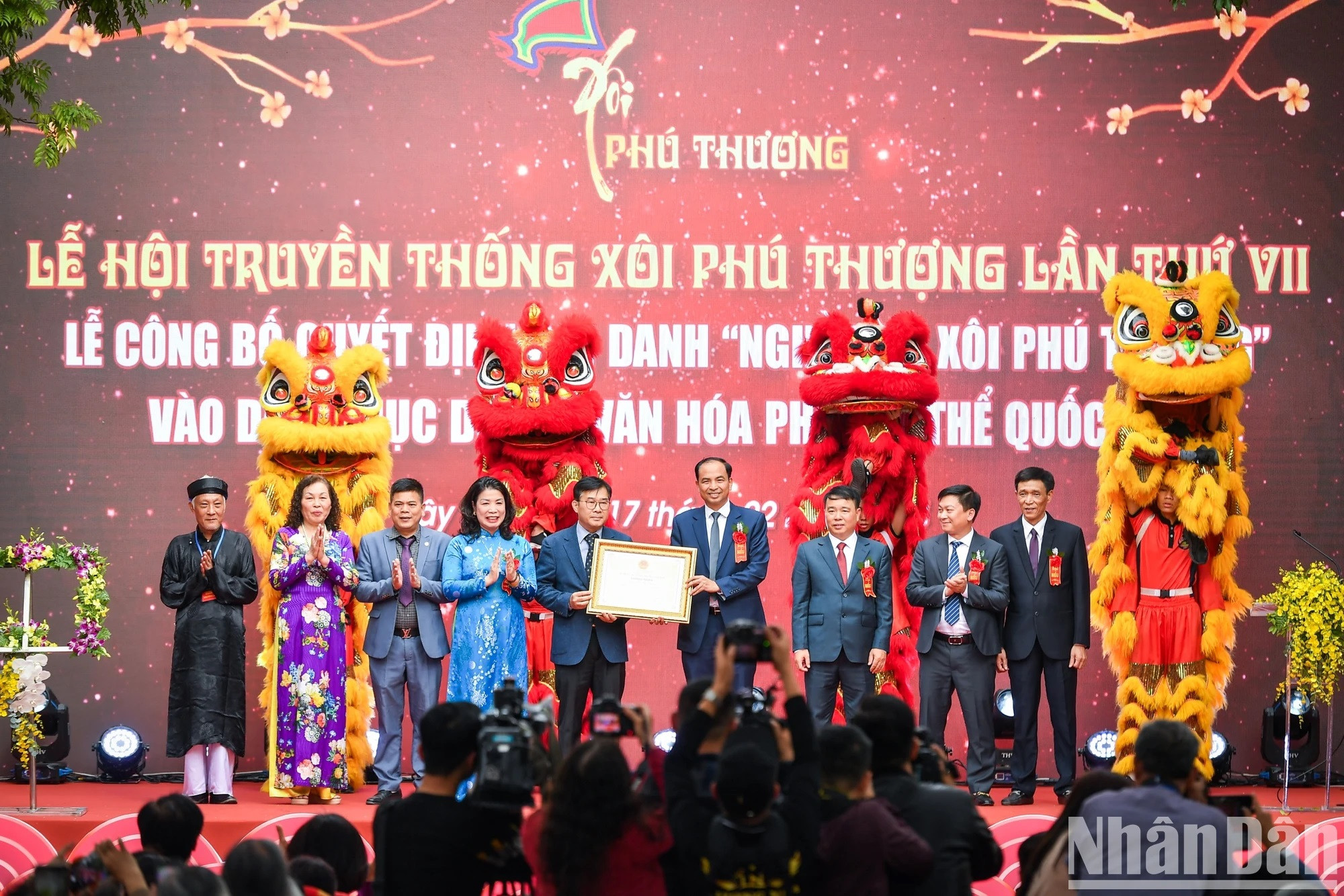 El oficio de cocción de arroz glutinoso de Phu Thuong fue inscrito este año por el Ministerio de Cultura, Deportes y Turismo en la lista de Patrimonio Cultural Inmaterial Nacional. El oficio de cocción de arroz glutinoso de Phu Thuong fue inscrito este año por el Ministerio de Cultura, Deportes y Turismo en la lista de Patrimonio Cultural Inmaterial Nacional.