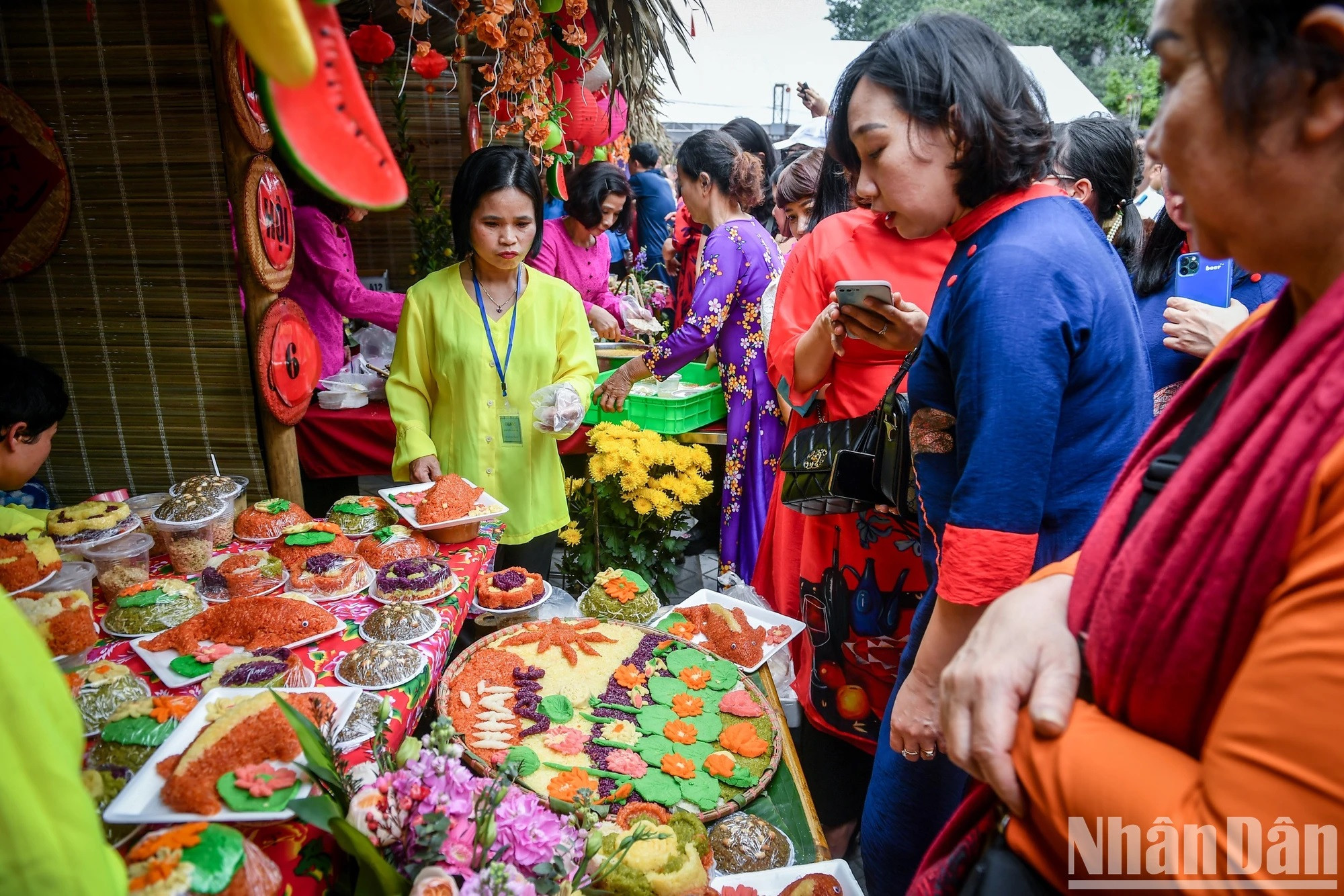 Visitantes a un puesto. Visitantes a un puesto.