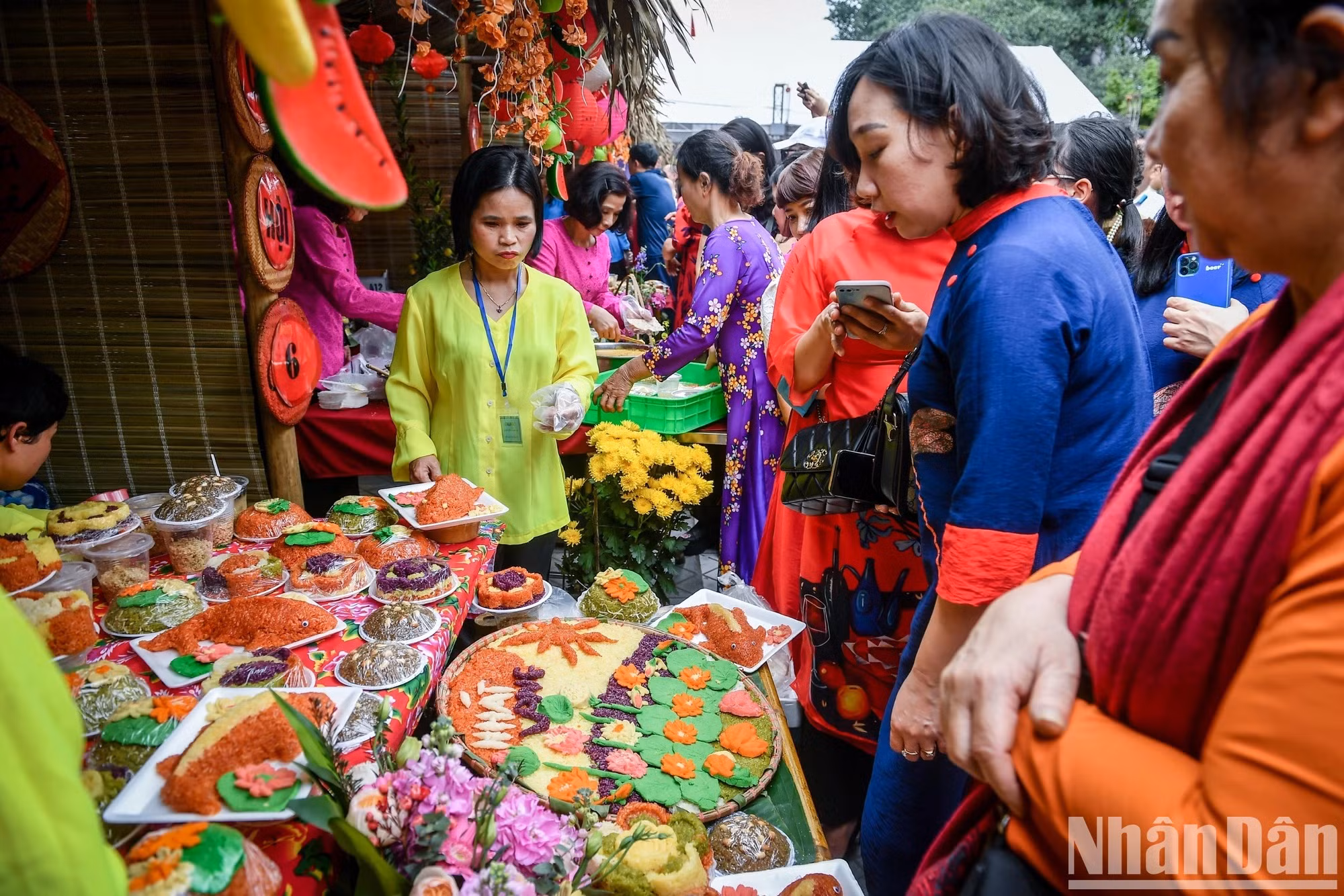 Visitantes a un puesto. Visitantes a un puesto.