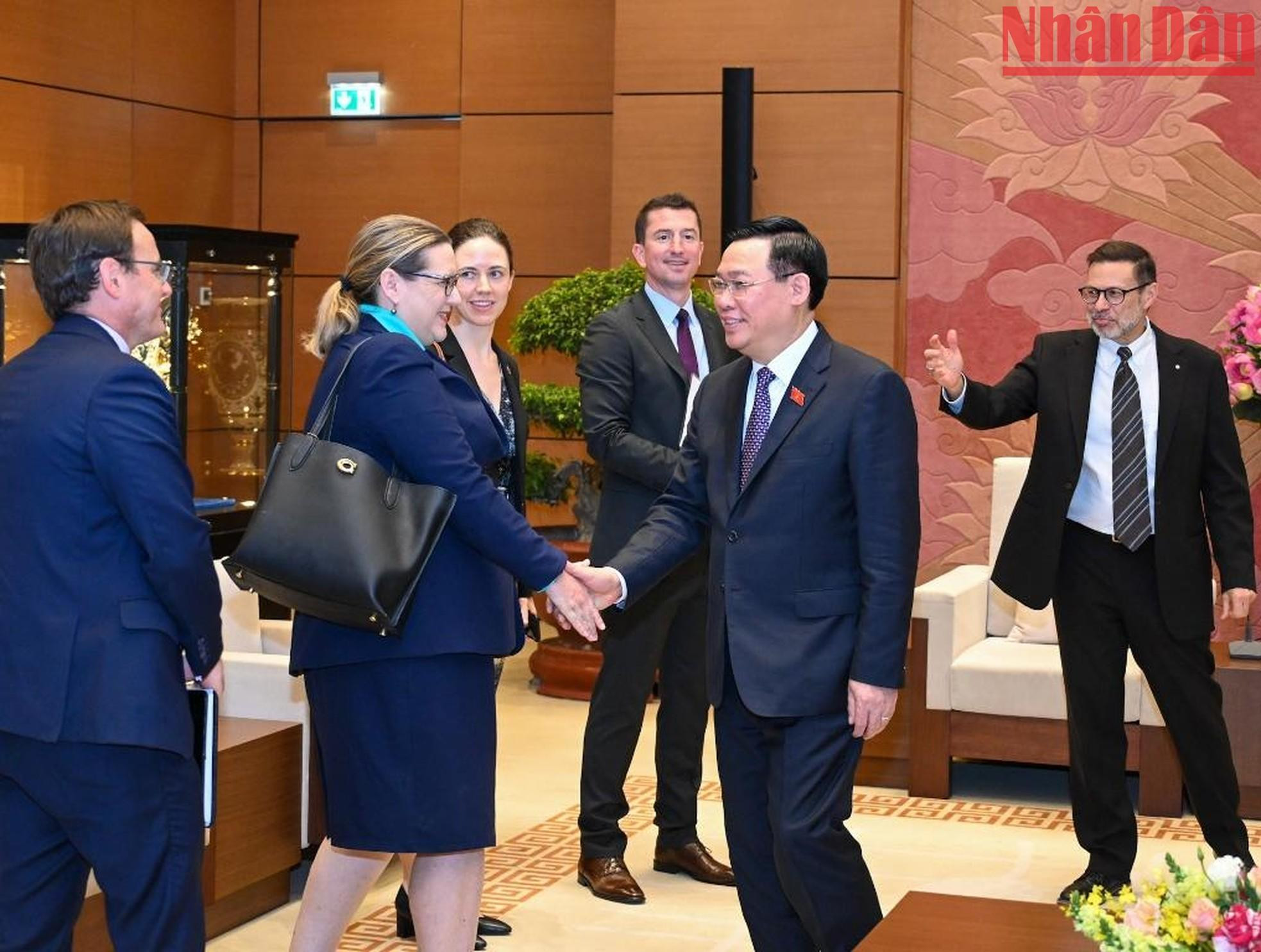 El dirigente saluda a empleados de la misión diplomática del país oceánico. El dirigente saluda a empleados de la misión diplomática del país oceánico.