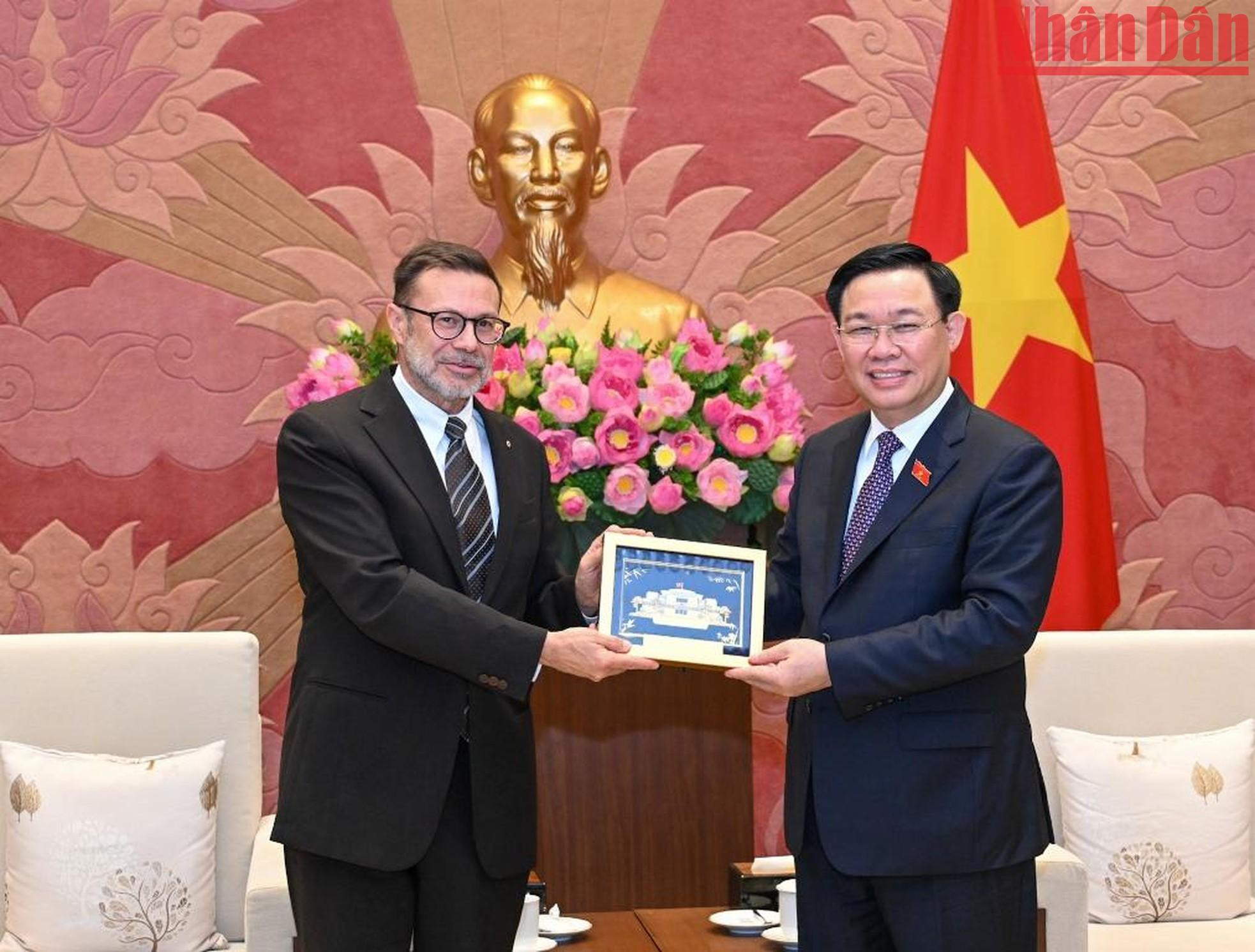 Entrega de un regalo de recuerdo al embajador. Entrega de un regalo de recuerdo al embajador.