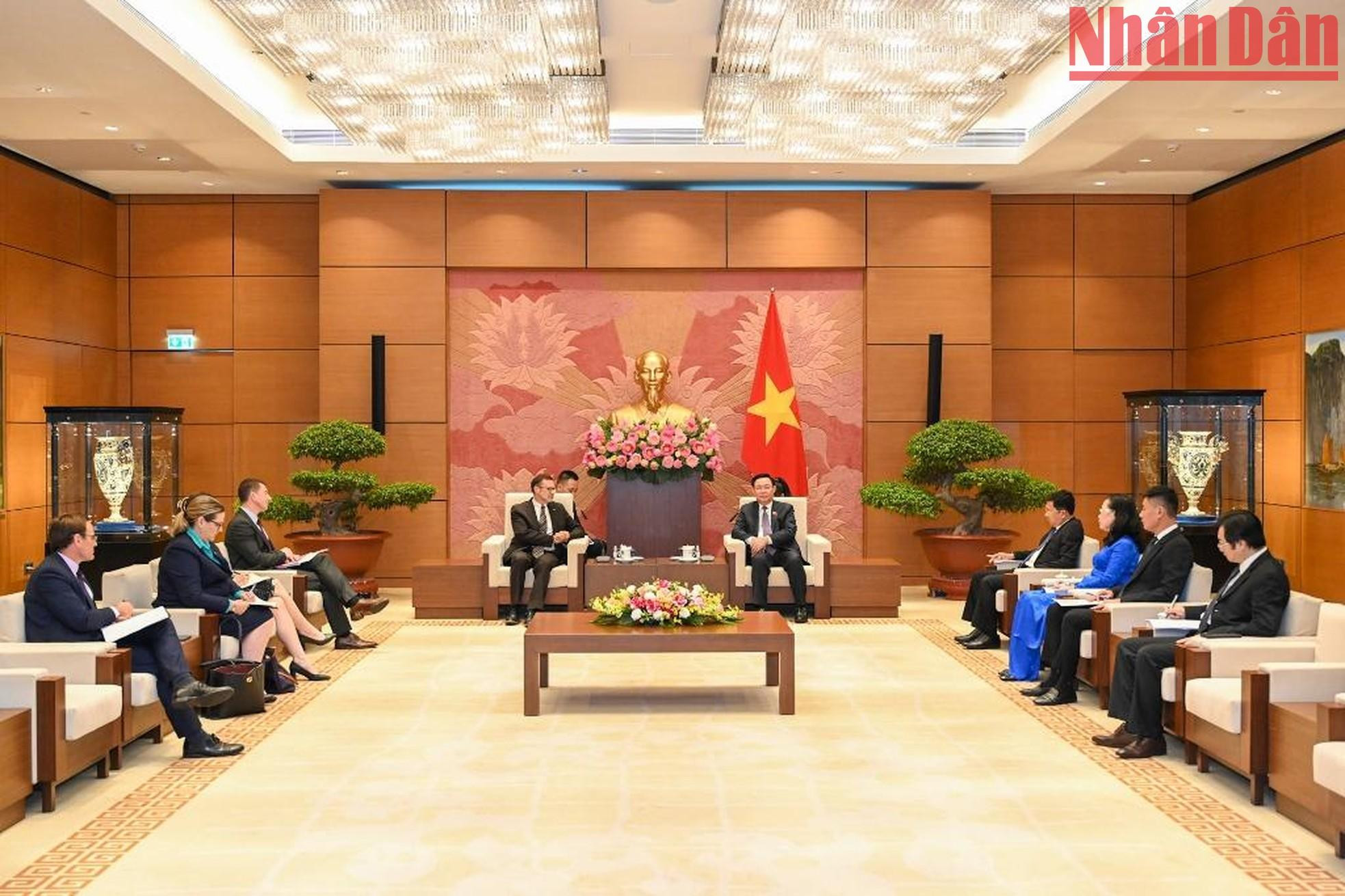 Panorama de la reunión, efectuada en la Casa Parlamentaria, en Hanói. Panorama de la reunión, efectuada en la Casa Parlamentaria, en Hanói.