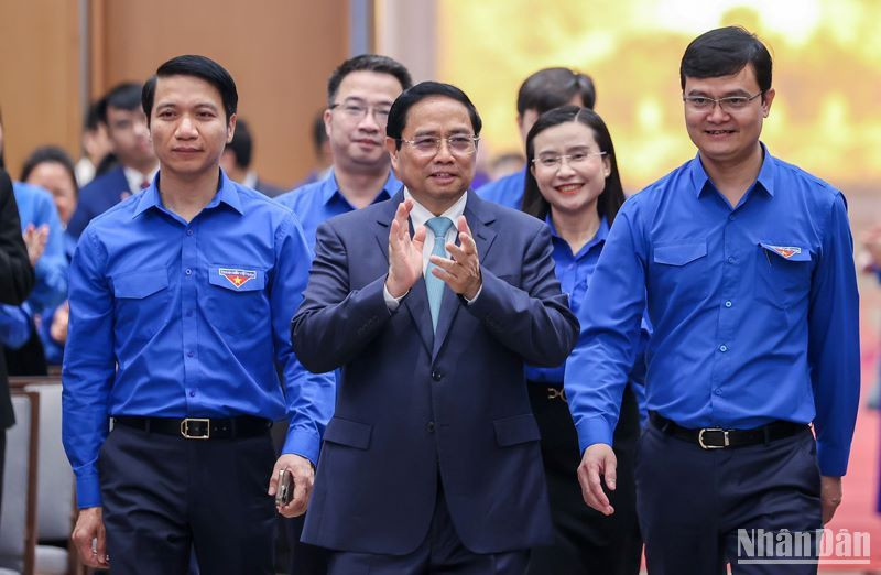 [Foto] Premier vietnamita dialoga con jóvenes nacionales