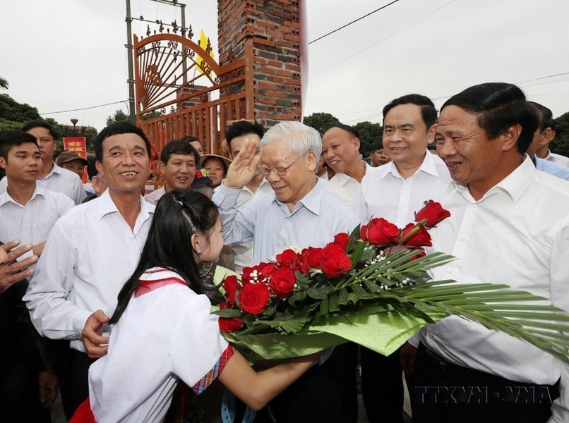 Niños de la aldea de Thuong Dien, comuna de Vinh Quang, entregan flores de bienvenida al secretario general del Partido, Nguyen Phu Trong, en ocasión de su asistencia a la Fiesta de Gran Unidad Nacional en la ciudad de Hai Phong, el 15 de noviembre de 2017. Niños de la aldea de Thuong Dien, comuna de Vinh Quang, entregan flores de bienvenida al secretario general del Partido, Nguyen Phu Trong, en ocasión de su asistencia a la Fiesta de Gran Unidad Nacional en la ciudad de Hai Phong, el 15 de noviembre de 2017.