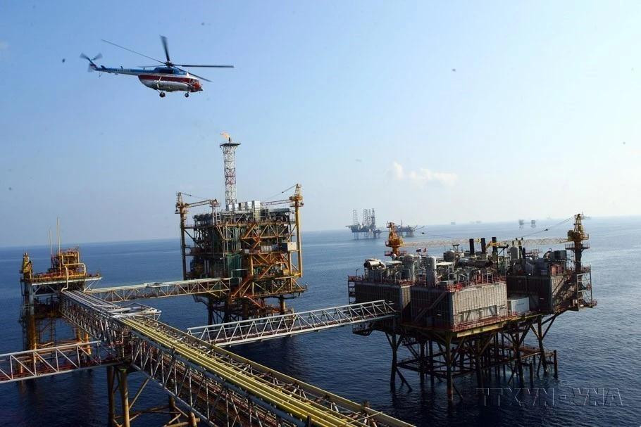 Los proyectos de inversión de Rusia han contribuido de manera significativa a la sociedad vietnamita, destacando la empresa mixta de petróleo y gas Vietsovpetro. En la foto, la plataforma tecnológica central número 2 del campo petrolero de Bach Ho de Vietsovpetro. Los proyectos de inversión de Rusia han contribuido de manera significativa a la sociedad vietnamita, destacando la empresa mixta de petróleo y gas Vietsovpetro. En la foto, la plataforma tecnológica central número 2 del campo petrolero de Bach Ho de Vietsovpetro.