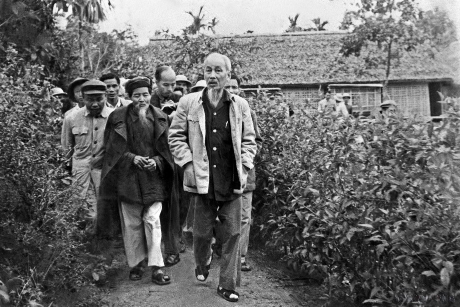 El Presidente Ho Chi Minh en una visita a su antigua casa en Lang Sen (Aldea de Loto), comuna de Kim Lien, distrito de Nam Dan, provincia central de Nghe An (diciembre de 1961).