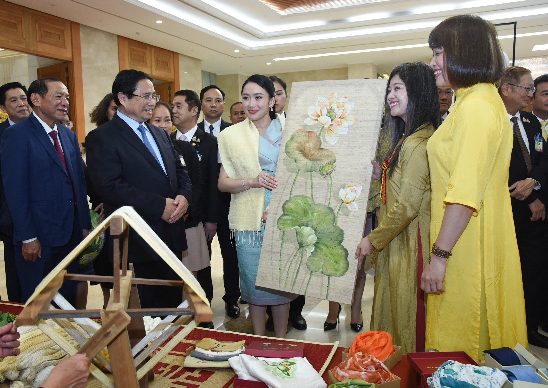 La primera ministra Paetongtarn Shinawatra posa con una pintura de flores de seda. La primera ministra Paetongtarn Shinawatra posa con una pintura de flores de seda.