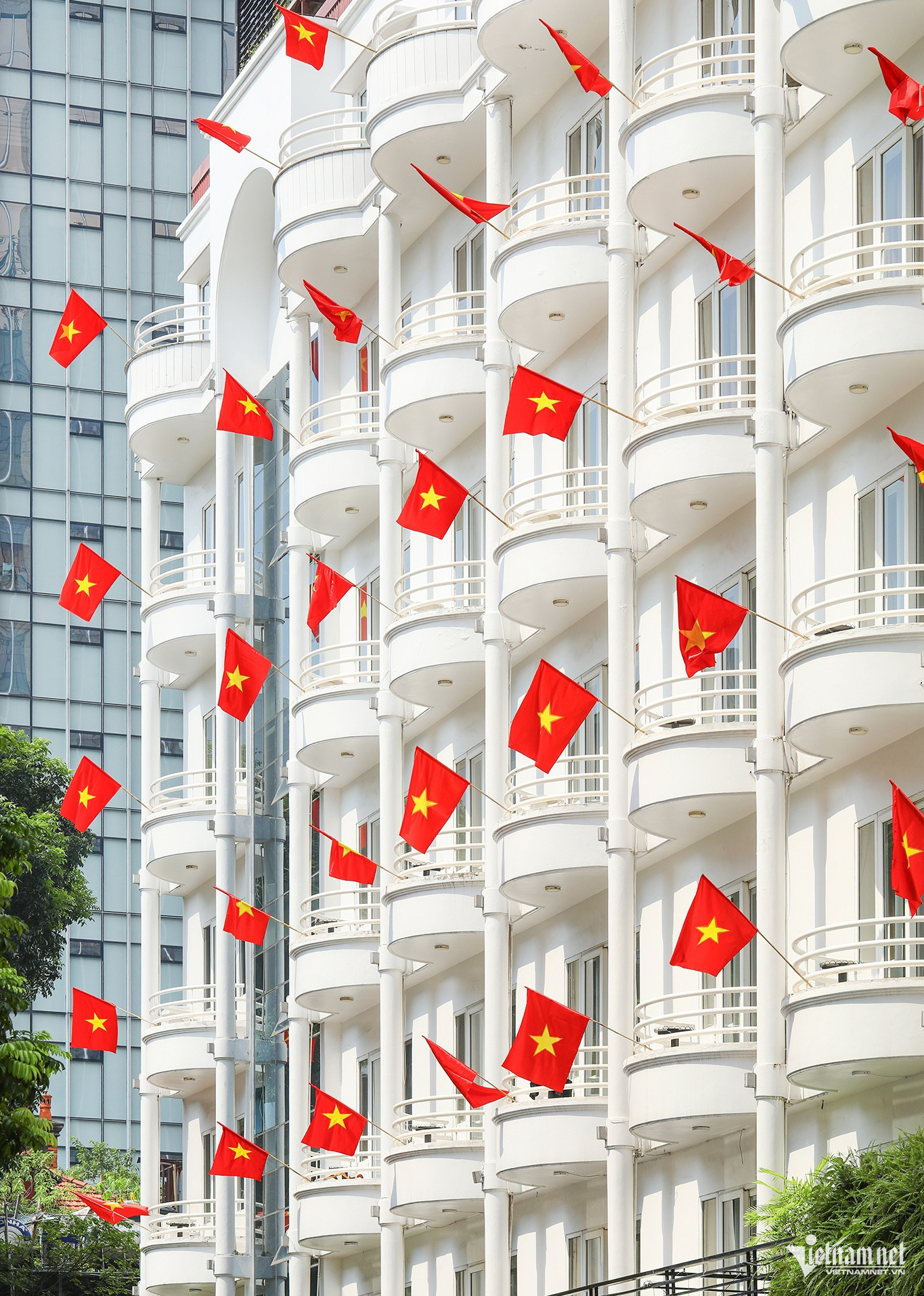 Las banderas nacionales lucidas en un hotel en Hoan Kiem.