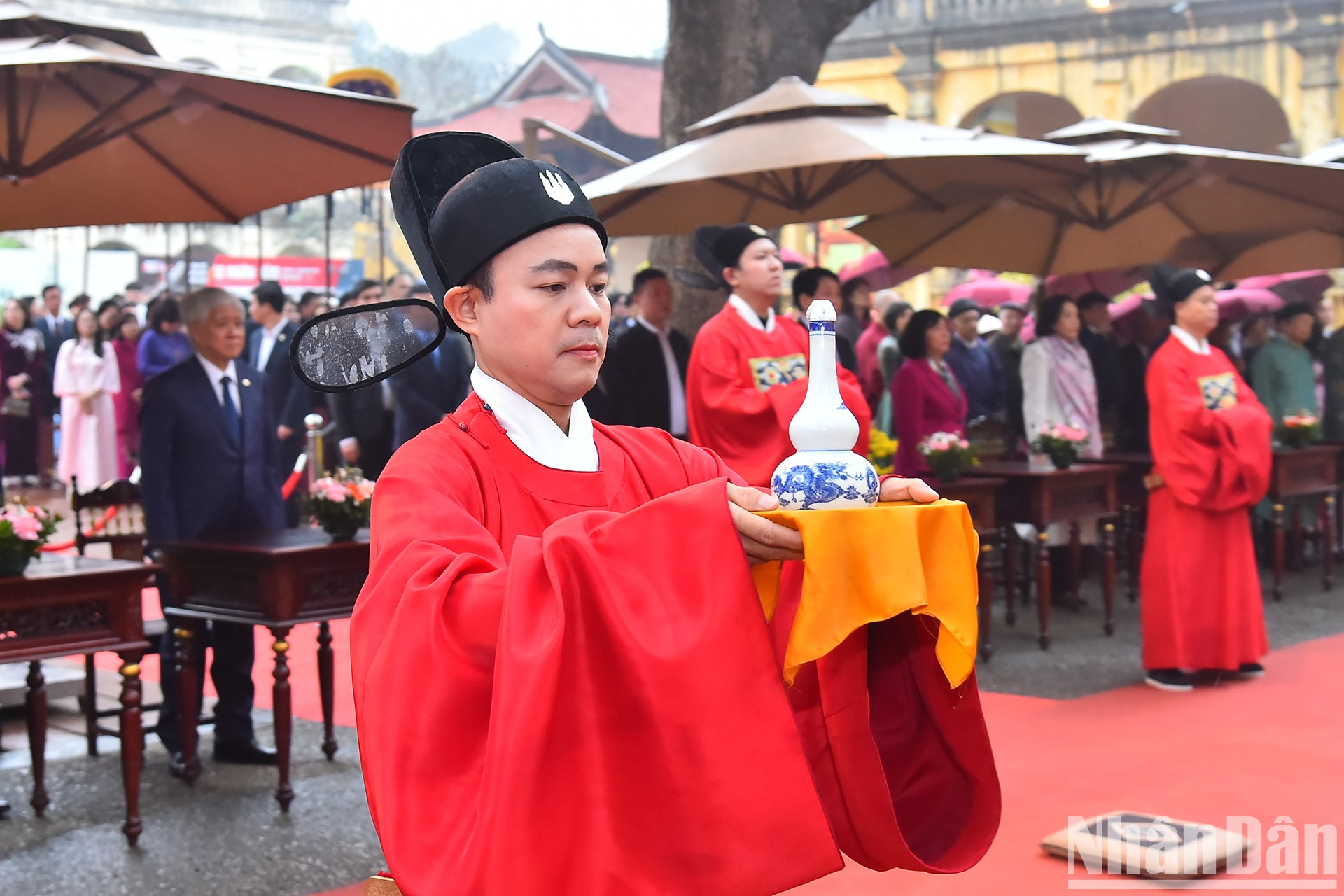 La ceremonia, que se celebra con solemnidad, rinde homenaje a los monarcas ilustres y a los sabios y talentosos mandarines que sentaron las bases de las tradiciones culturales de Thang Long y de la civilización de Dai Viet (el antiguo nombre de Vietnam). Se trata de un intento de conservar las costumbres ancestrales, fomentar las esencias culturales de la nación y educar a las generaciones jóvenes. La ceremonia, que se celebra con solemnidad, rinde homenaje a los monarcas ilustres y a los sabios y talentosos mandarines que sentaron las bases de las tradiciones culturales de Thang Long y de la civilización de Dai Viet (el antiguo nombre de Vietnam). Se trata de un intento de conservar las costumbres ancestrales, fomentar las esencias culturales de la nación y educar a las generaciones jóvenes.