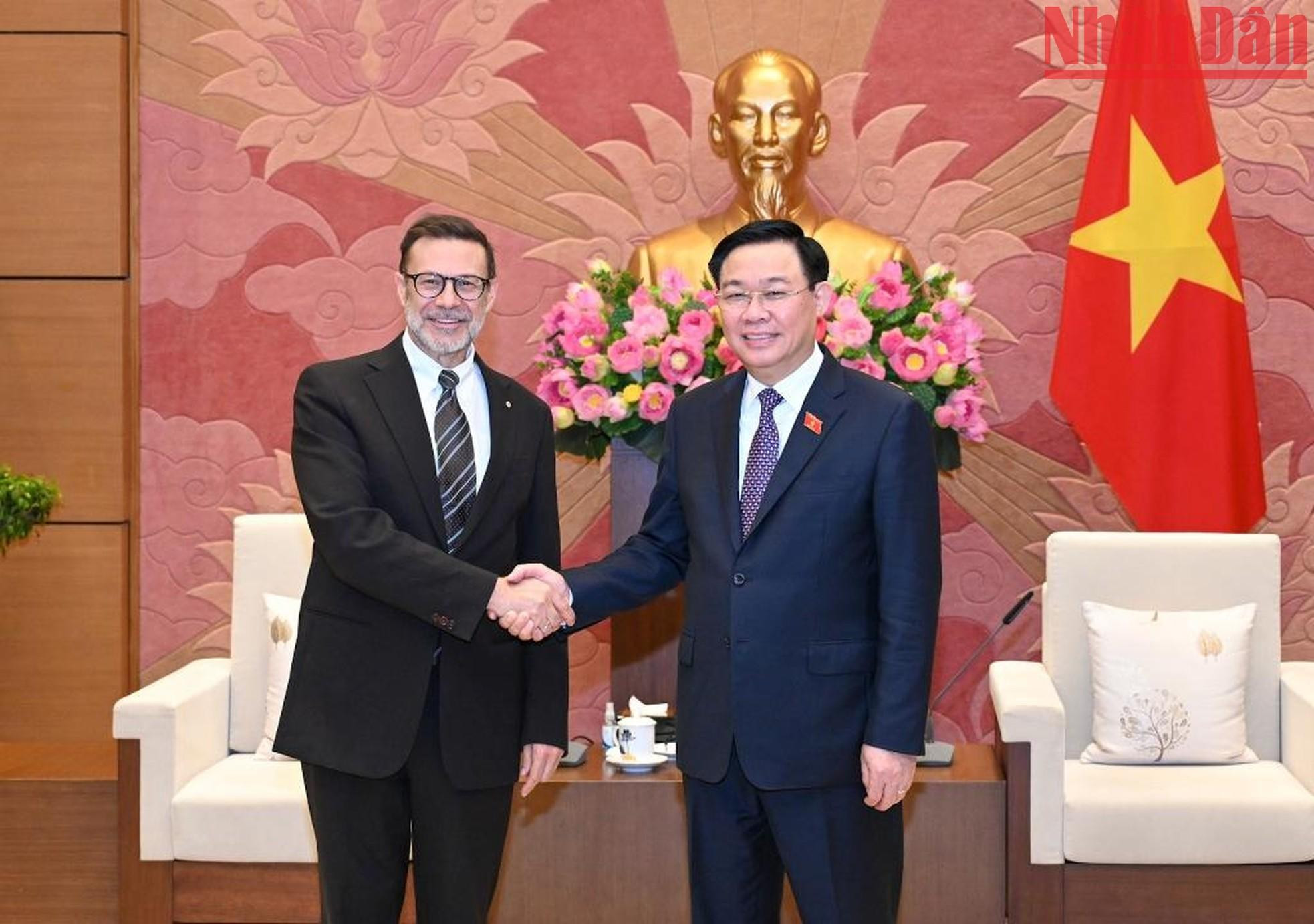 El presidente de la Asamblea Nacional de Vietnam, Vuong Dinh Hue, y el embajador de Australia en el país, Andrew Goledzinowski. El presidente de la Asamblea Nacional de Vietnam, Vuong Dinh Hue, y el embajador de Australia en el país, Andrew Goledzinowski.