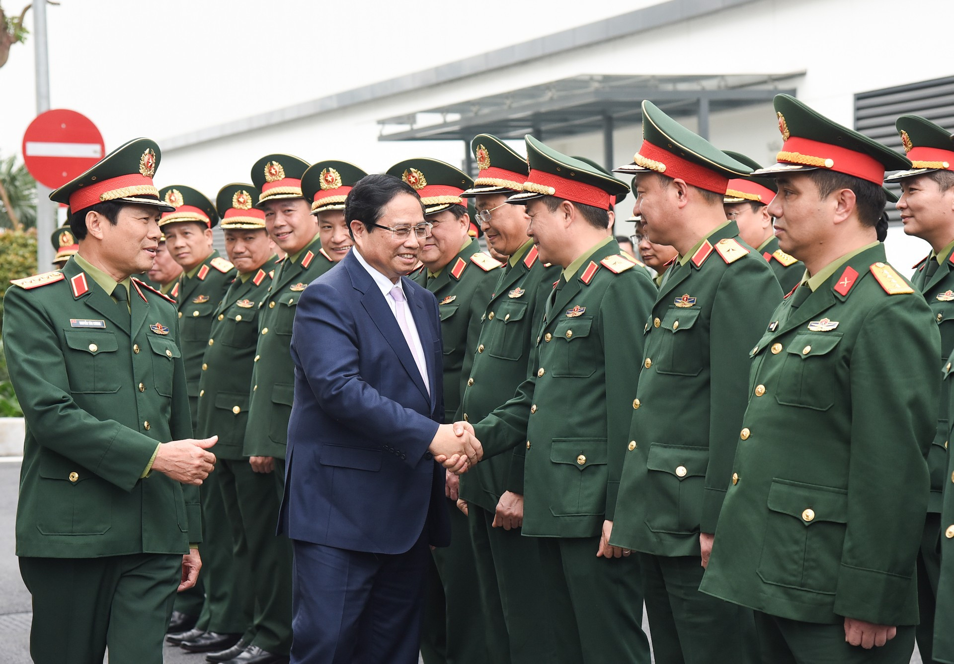 Reciben al premier Pham Minh Chinh oficiales y directivos de la corporación militar. Reciben al premier Pham Minh Chinh oficiales y directivos de la corporación militar.