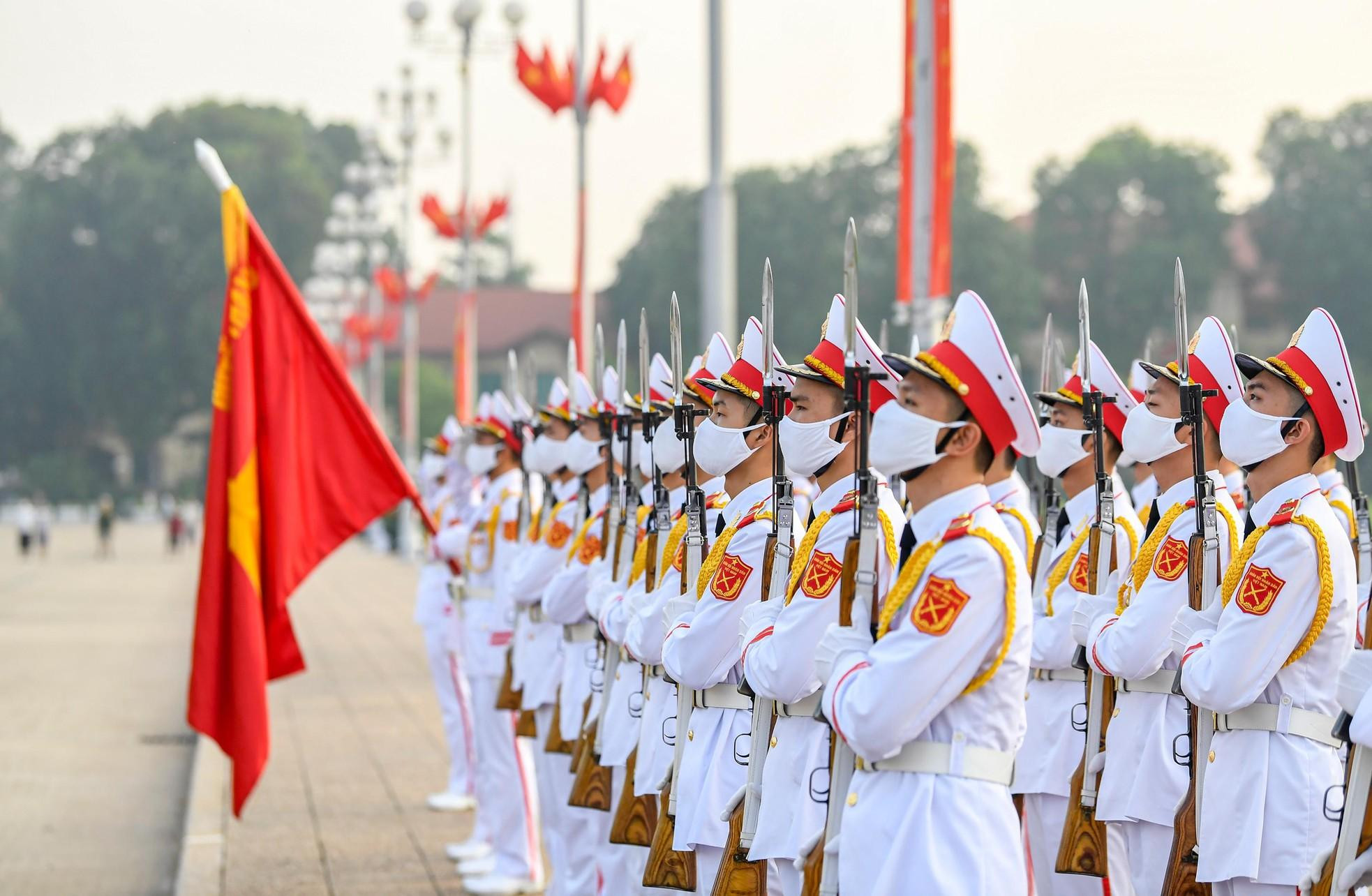 Los guardias de honor saludan con fusiles. Los guardias de honor saludan con fusiles.