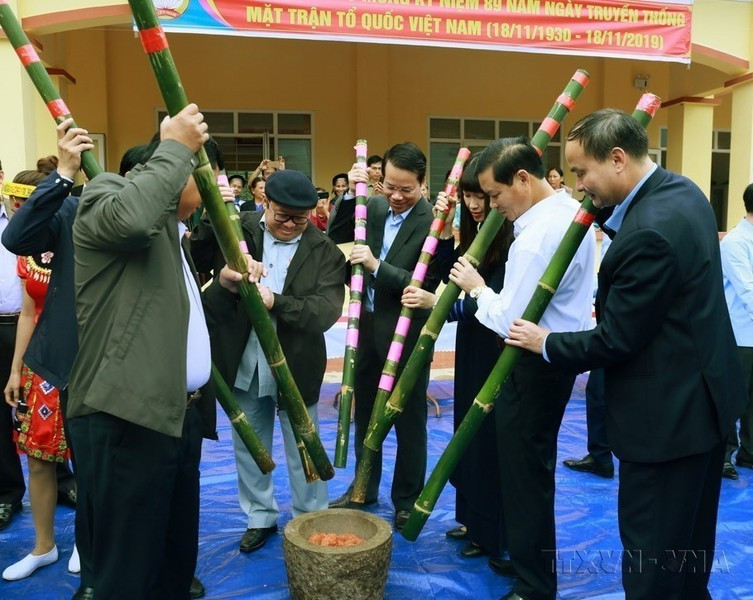 El presidente de la Unión de Agricultores de Vietnam, Thao Xuan Sung, se regocija con la gente de la zona residencial de Trung Thanh, comuna de Thuong Nung, distrito de Vo Nhai, provincia de Thai Nguyen, en la Fiesta de Gran Unidad Nacional 2019. El presidente de la Unión de Agricultores de Vietnam, Thao Xuan Sung, se regocija con la gente de la zona residencial de Trung Thanh, comuna de Thuong Nung, distrito de Vo Nhai, provincia de Thai Nguyen, en la Fiesta de Gran Unidad Nacional 2019.