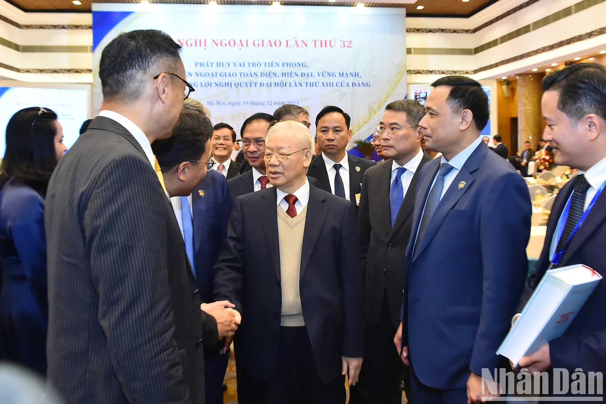 Phu Trong charla con delegados. Phu Trong charla con delegados.