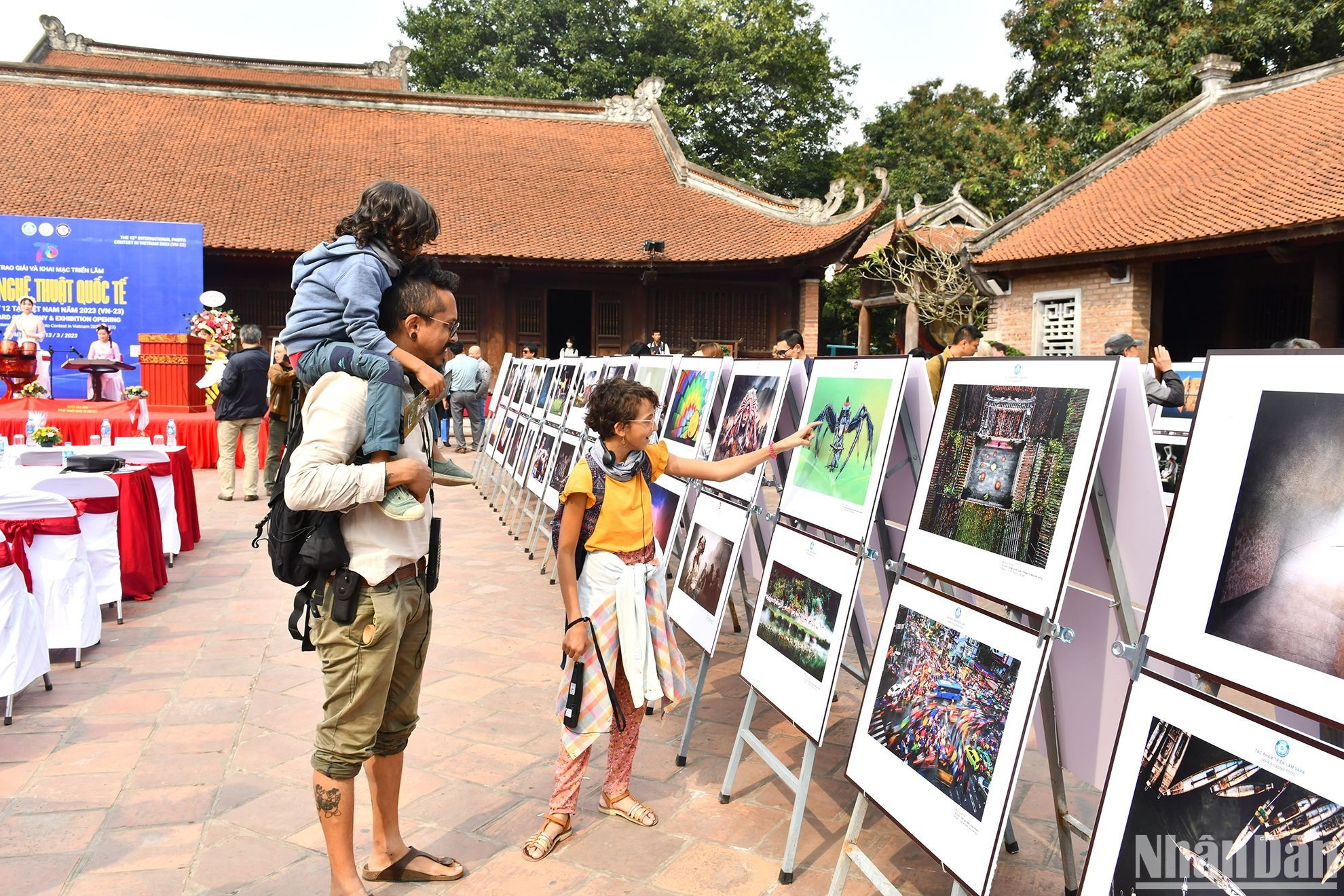 Turistas extranjeros y amantes de la fotografía pueden contemplar esos trabajos y otros aclamados en el concurso en una exposición en desarrollo en el Templo de la Literatura, en Hanói, con motivo del 70 aniversario del Día de la Fotografía de Vietnam (15 de marzo). Turistas extranjeros y amantes de la fotografía pueden contemplar esos trabajos y otros aclamados en el concurso en una exposición en desarrollo en el Templo de la Literatura, en Hanói, con motivo del 70 aniversario del Día de la Fotografía de Vietnam (15 de marzo).