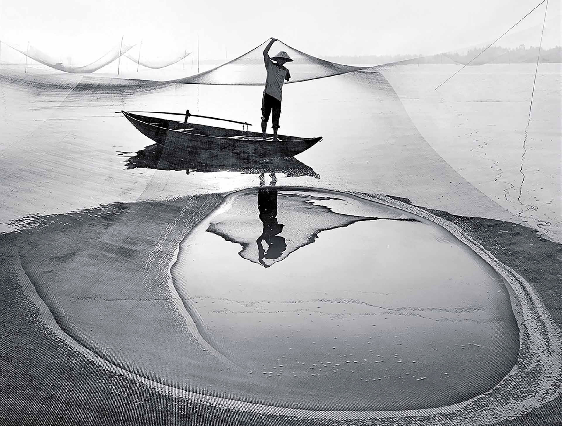 “Một đời gắn bó” (Una vida de apego) del vietnamita Dang Ke Duc, oro de la VAPA en la categoría de foto monocromática de tema libre. “Một đời gắn bó” (Una vida de apego) del vietnamita Dang Ke Duc, oro de la VAPA en la categoría de foto monocromática de tema libre.