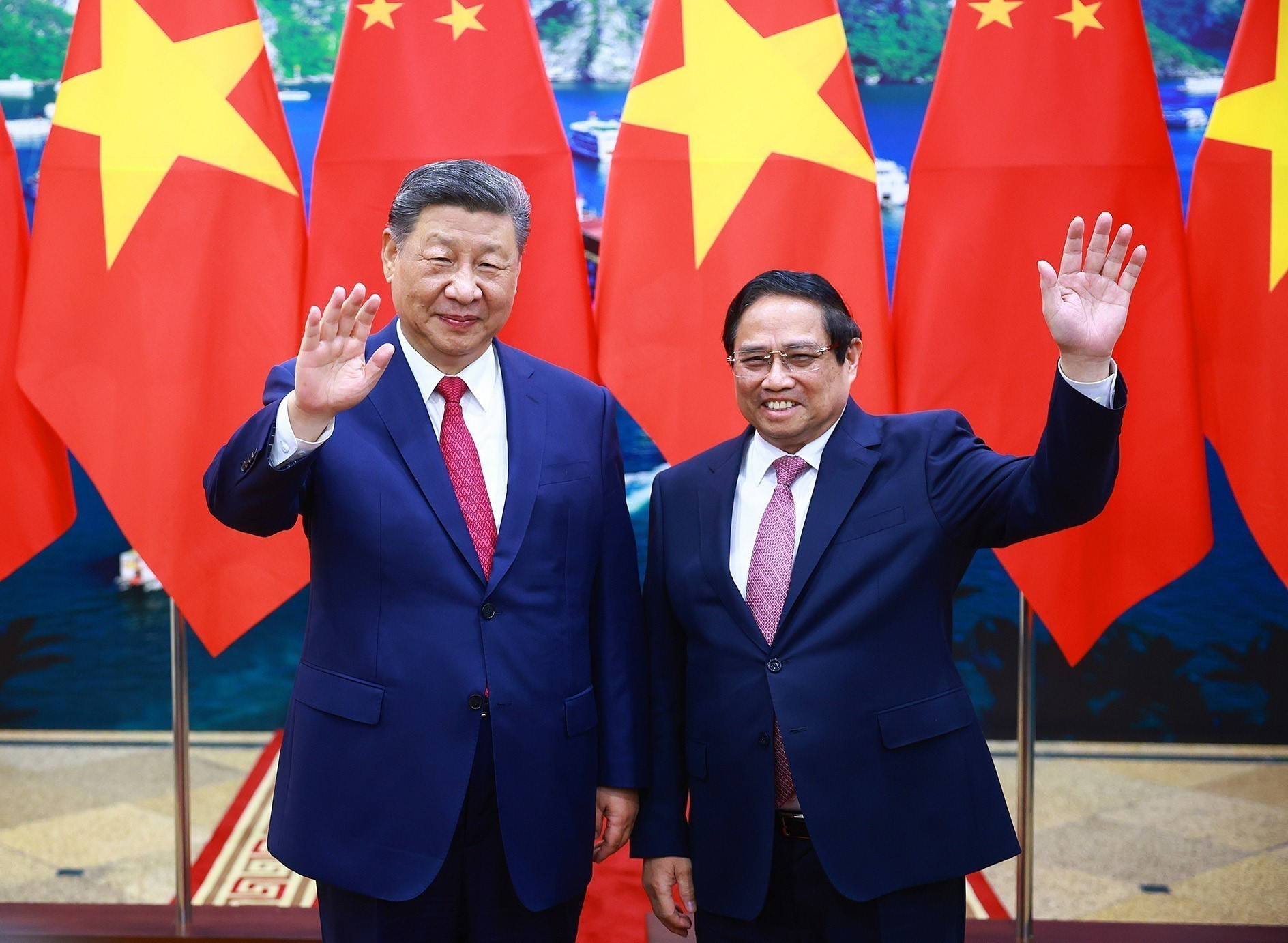 El primer ministro de Vietnam, Pham Minh Chinh, y el secretario general del Partido Comunista de China y presidente de ese país, Xi Jinping.